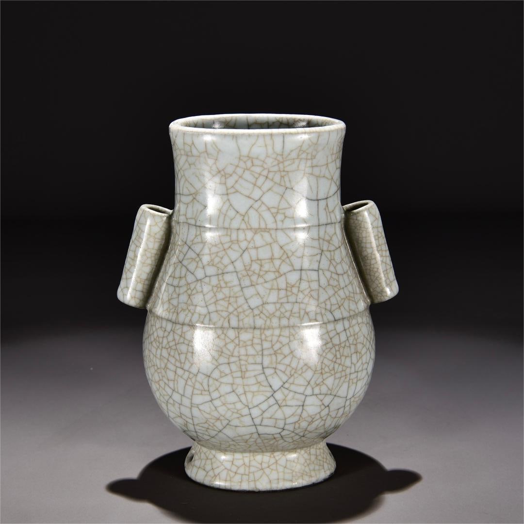 A curly ear statue of the official kiln of the Song Dynasty (1 of 9)