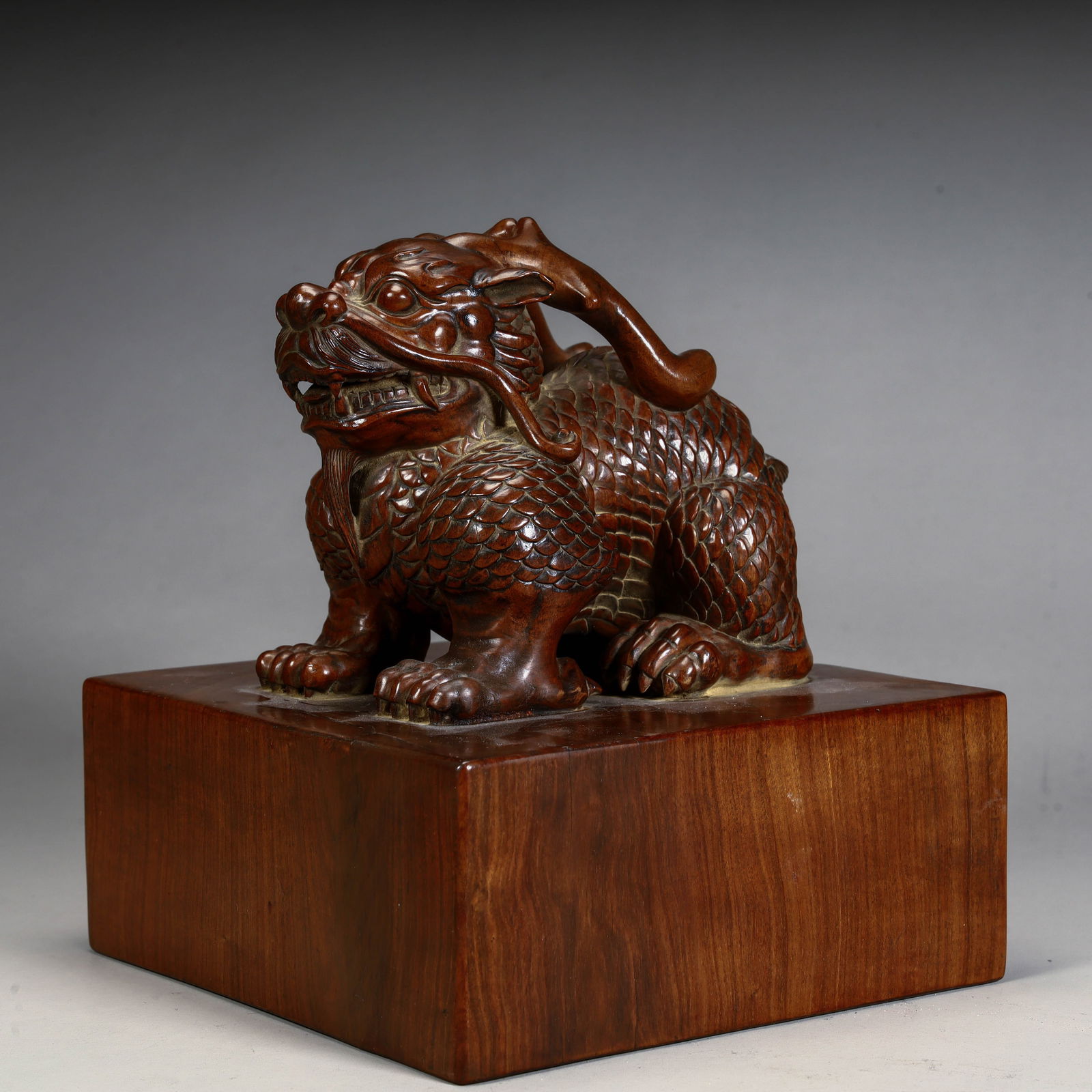 A rosewood auspicious beast button seal of the Qing Dynasty: The rosewood auspicious beast button seal of the Qing Dynasty Size: H:16cm L:14.5cm W:14cm W:1.6kg (The Dimensions Of All Batches Are Manually Measured.If You Need More Detailed Information, Please Co