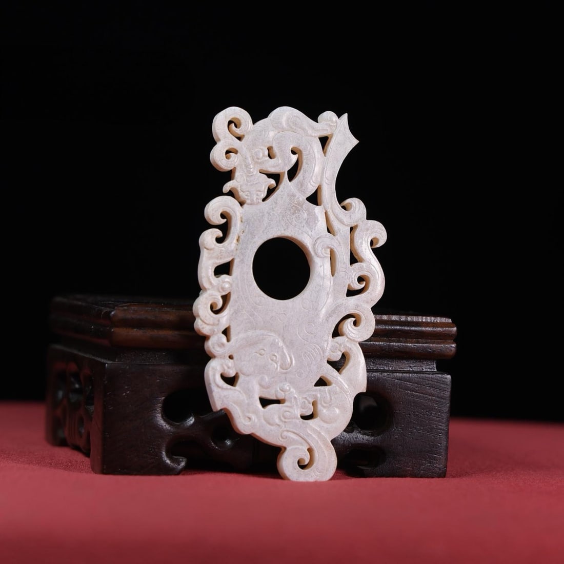 A piece of exquisite Hetian jade seed material full of white skin and dragon chicken heart pendant: Exquisite Hetian jade seed material is full of white skin, and the dragon chicken heart pendant Size:82x42x5mm W:28g (The Dimensions Of All Batches Are Manually Measured.If You