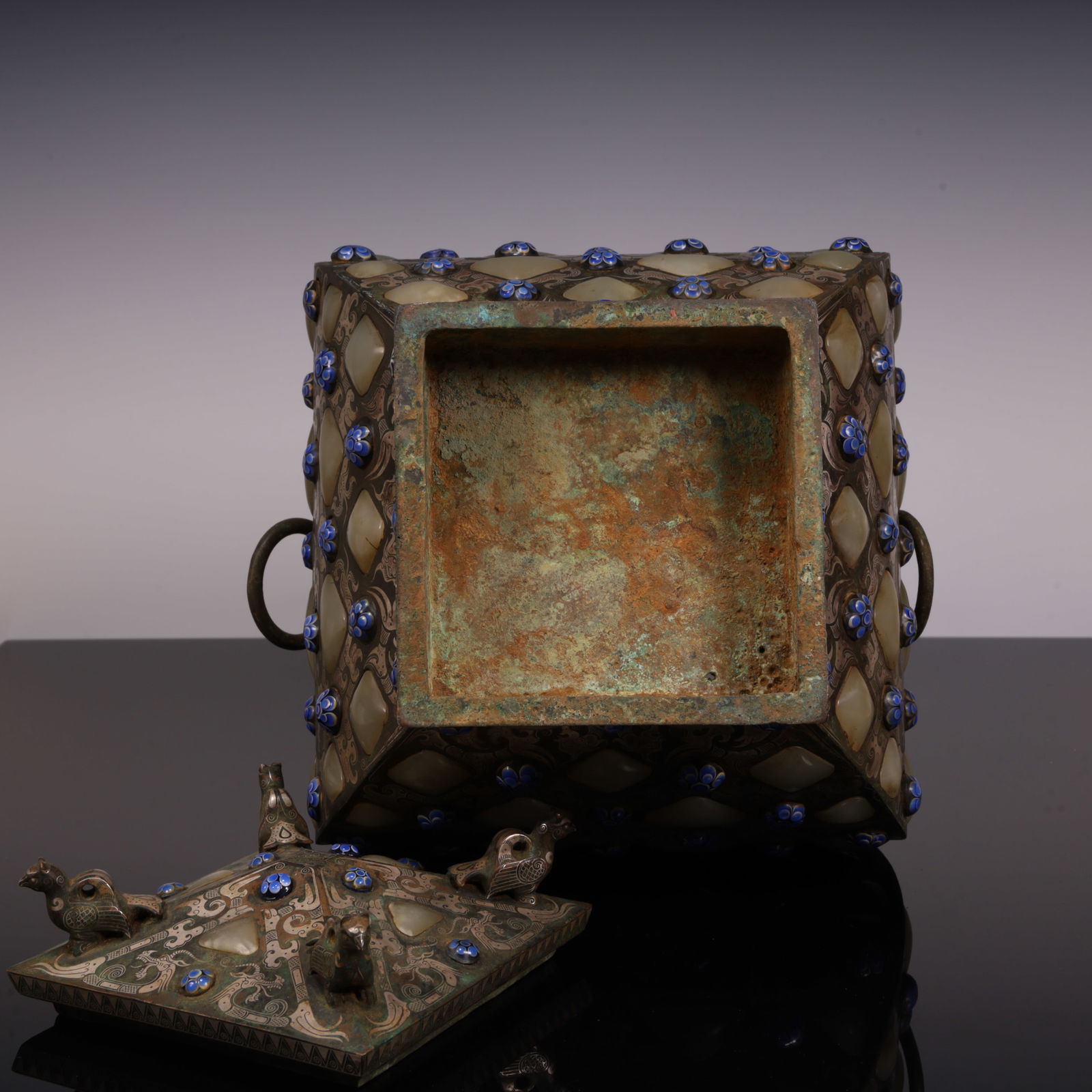 A fine bronze three-legged cauldron stove - 7