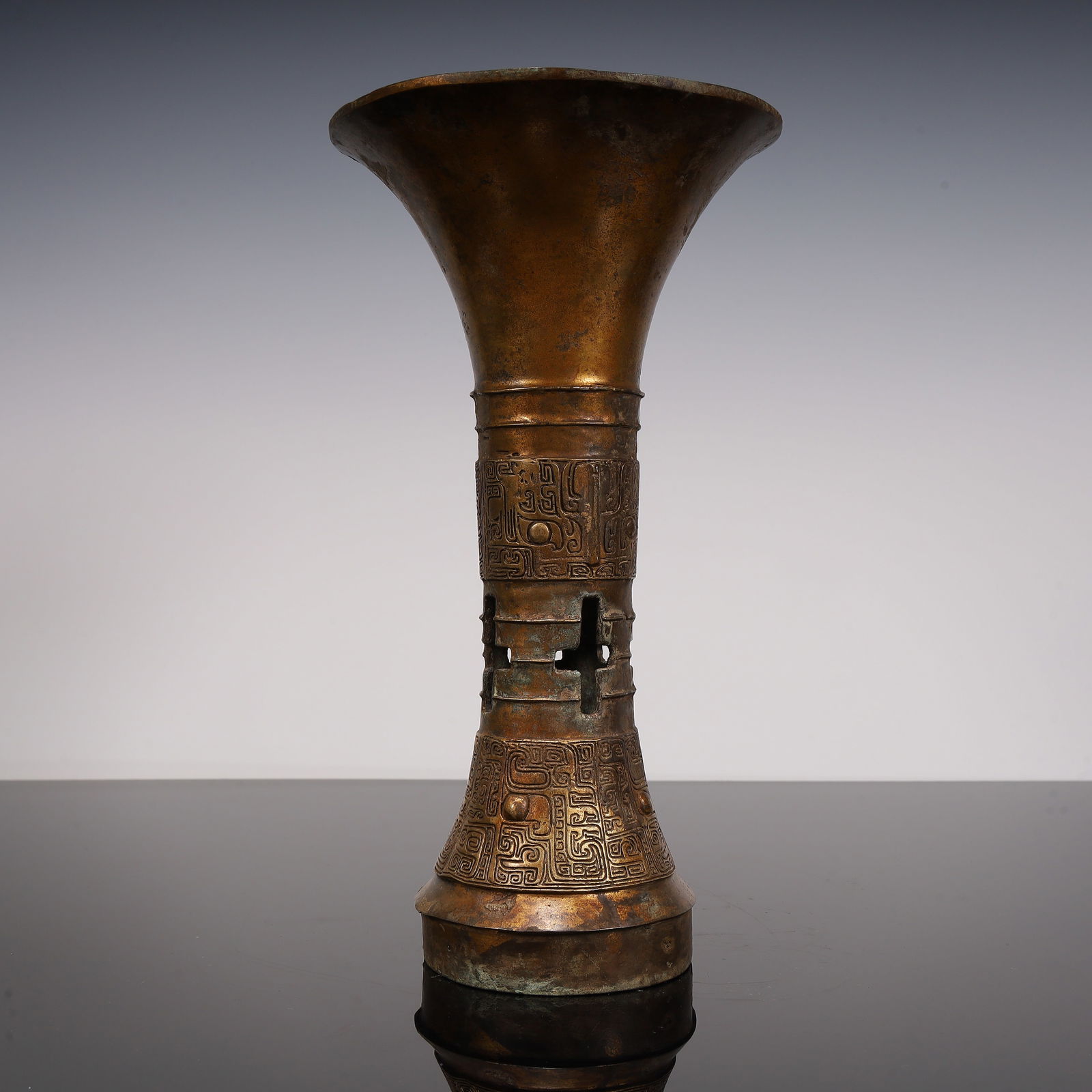A bronze cup of the Han Dynasty: The bronze cup of the Han Dynasty SIZE: D:12.2cm H:23.3cm W:0.8kg (The Dimensions Of All Batches Are Manually Measured.If You Need More Detailed Information, Please Contact Our