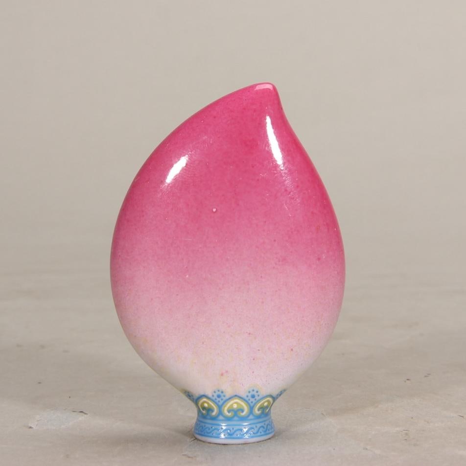 A pastel longevity peach snuff bottle made in the Yongzheng era of the Qing Dynasty: The pastel longevity peach snuff bottle made in the Yongzheng year of the Qing Dynasty size:H:6.8cm (The Dimensions Of All Batches Are Manually Measured.If You Need More Detailed