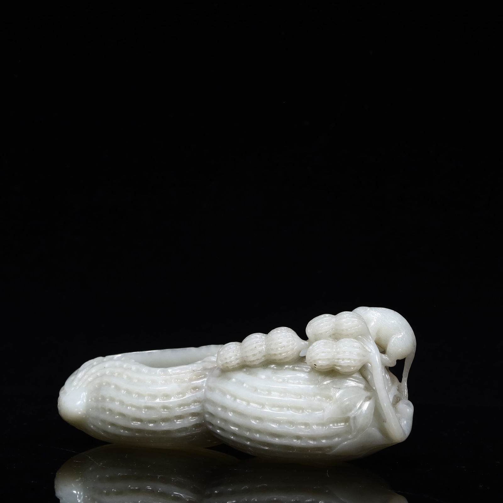 A beautiful Hetian jade peanut brush wash: Exquisite Hetian jade peanut pen wash SIZE: L::14cm W::6cm H::4cm W::336G (The Dimensions Of All Batches Are Manually Measured.If You Need More Detailed Information, Please Contact