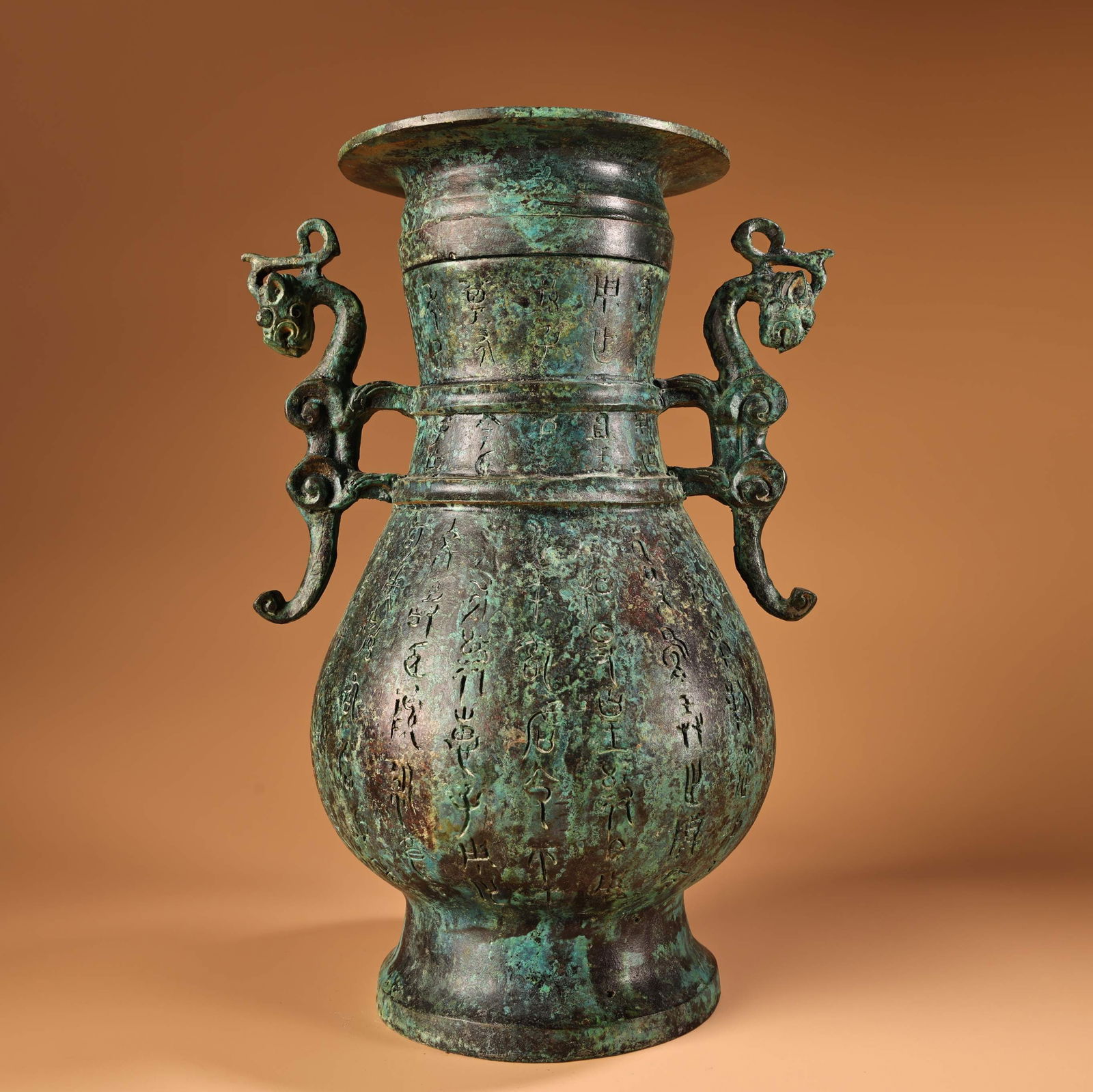 A fine bronze saxifrage vase: Exquisite bronze saxifrage vase Size:W:1800g H:25.5cm W:17cm (The Dimensions Of All Batches Are Manually Measured.If You Need More Detailed Information, Please Contact Our Customer