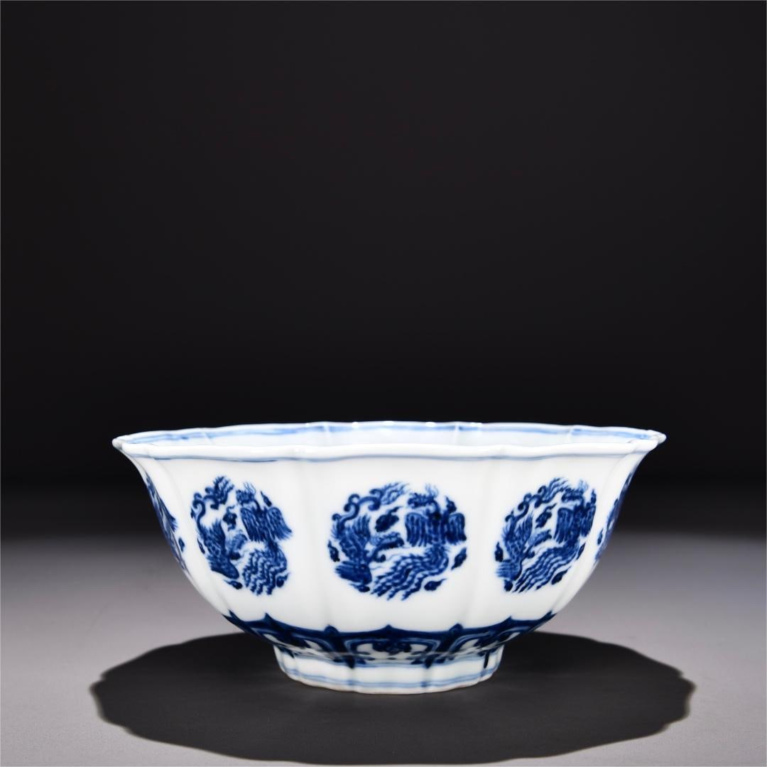 A blue and white phoenix pattern ten-edged bowl made in the Xuande year of the Ming Dynasty (1 of 9)