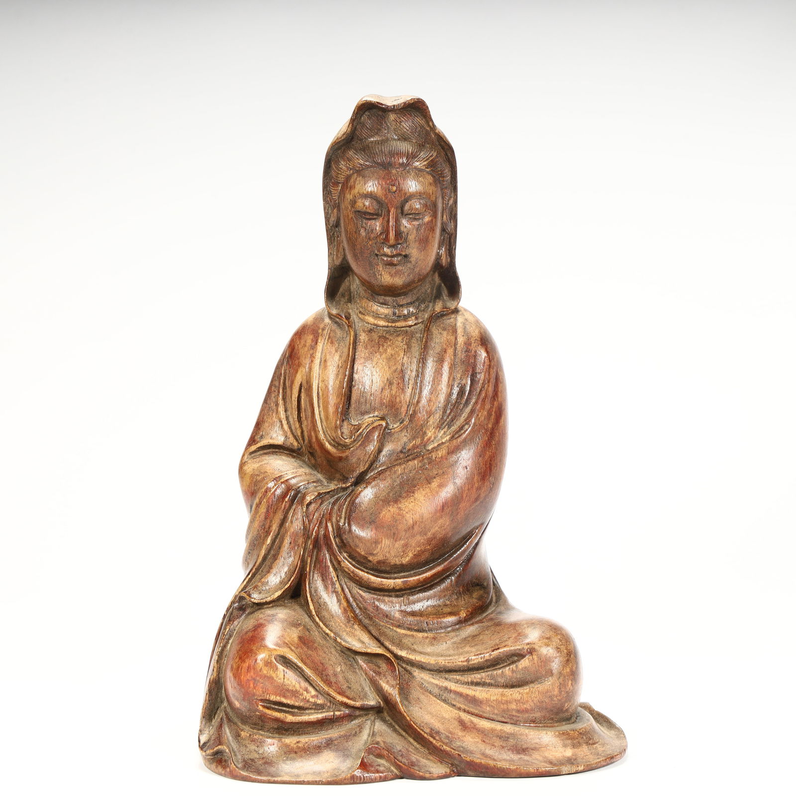 A seated statue of Guanyin in agarwood from the Qing Dynasty: Seated statue of Guanyin in agarwood in the Qing Dynasty Size: H:19cm L: 12cm W:9.5cm W:231g (The Dimensions Of All Batches Are Manually Measured.If You Need More Detailed