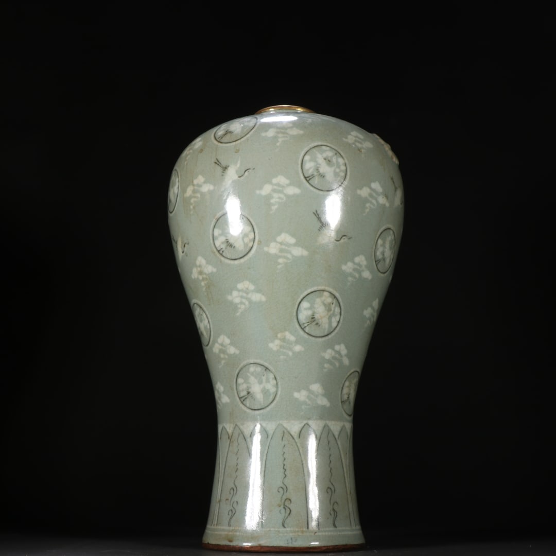 A beautiful porcelain flying crane auspicious cloud pattern appreciation vase: Exquisite porcelain flying crane auspicious cloud pattern appreciation bottle size:H:33cm W:17.8cm (The Dimensions Of All Batches Are Manually Measured.If You Need More Detailed