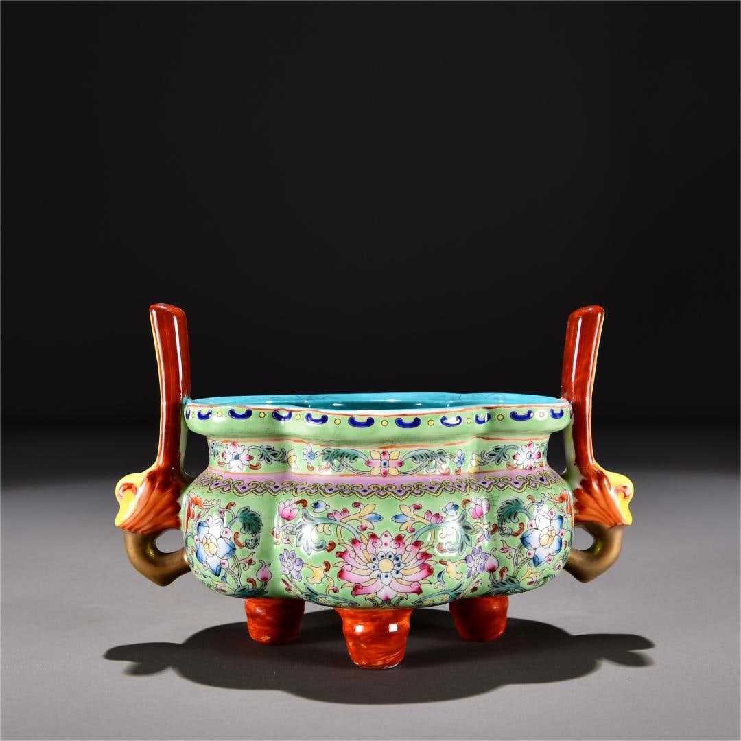 A pastel entwined floral pattern incense burner made in the Yongzheng era of the Qing Dynasty: Pastel entwined floral incense burner made in the Yongzheng era of the Qing Dynasty Size:H:12cm W:19cm (The Dimensions Of All Batches Are Manually Measured.If You Need More