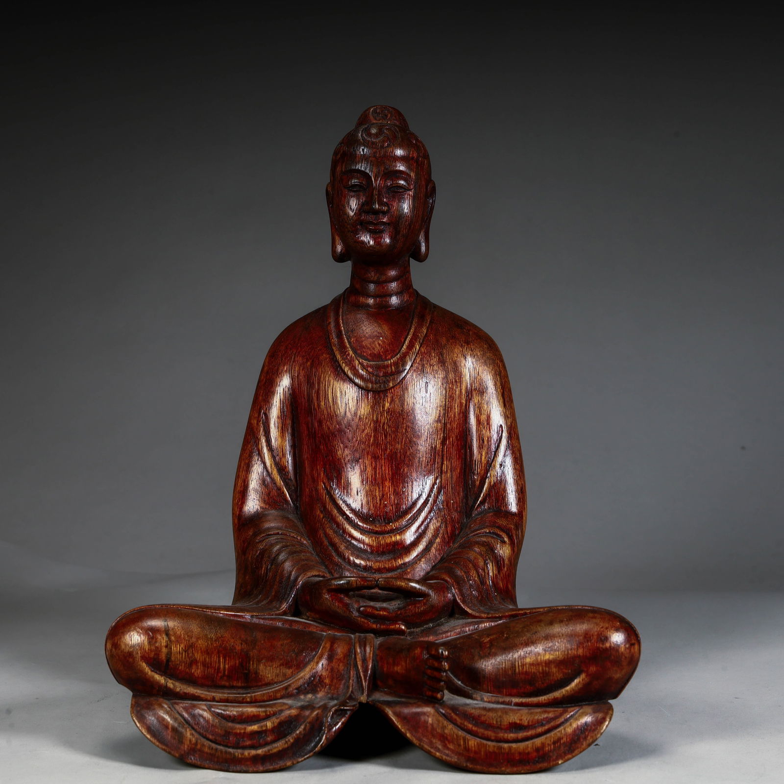 A seated statue of Shakyamuni Buddha carved in agarwood from the Qing Dynasty: Qing Dynasty agarwood carving Shakyamuni Buddha seated statue Size: H:14cm L:18cm W:11cm W:440g (The Dimensions Of All Batches Are Manually Measured.If You Need More Detailed