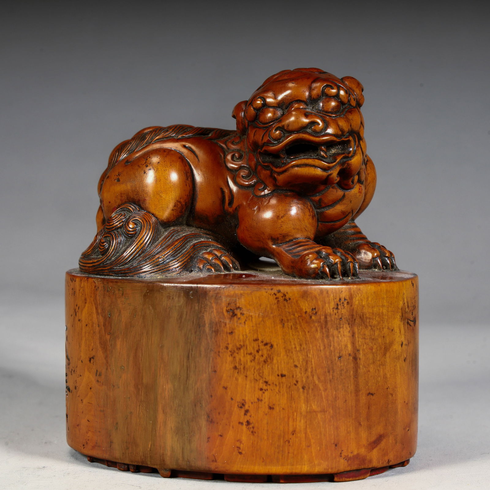 A boxwood auspicious beast button seal of the Qing Dynasty: Qing Dynasty boxwood auspicious beast button seal Size: H:11cm L: 10cm W:8cm W:425g (The Dimensions Of All Batches Are Manually Measured.If You Need More Detailed Information,