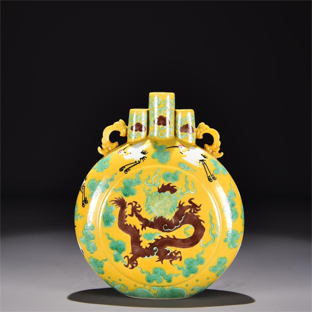 A plain three-color carved dragon pattern three-tube bottle made in the Yongzheng era of the Qing: Qing Dynasty Yongzheng year Susancai carved dragon pattern three-barrel bottle Size:H:26cm W:22cm (The Dimensions Of All Batches Are Manually Measured.If You Need More Detailed
