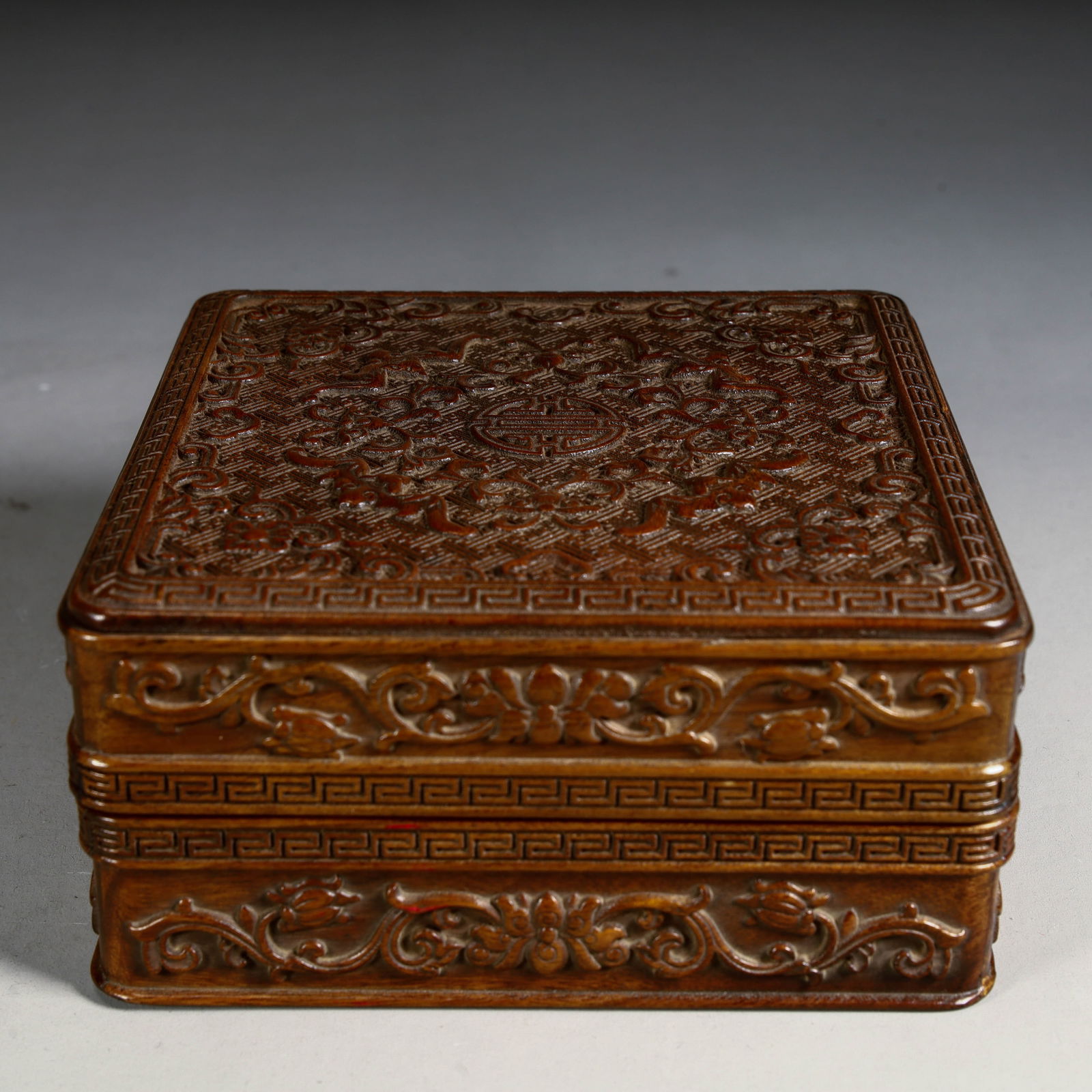 A rosewood longevity pattern lid box of the Qing Dynasty: Qing Dynasty rosewood longevity pattern lid box Size: H:5.5cm L: 11.5cm W:11.5cm W:177g (The Dimensions Of All Batches Are Manually Measured.If You Need More Detailed Information, Please Contact Our C