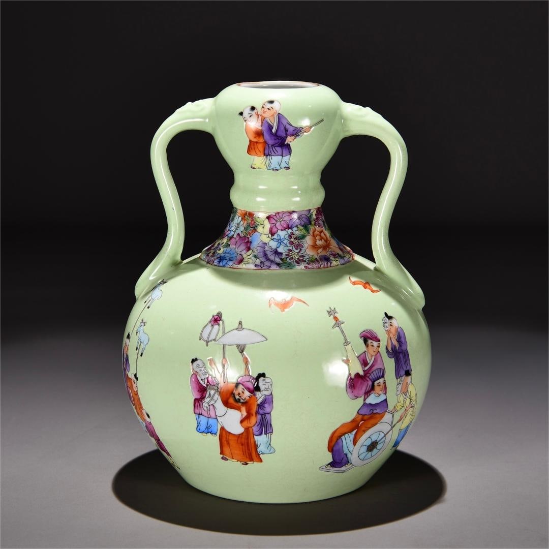 A green pastel spring outing picture ruyi ear garlic bottle made in the Qianlong era of the Qing: Qing Dynasty Qianlong year green pastel spring outing picture Ruyi ear garlic bottle Size:H:24cm W:18cm (The Dimensions Of All Batches Are Manually Measured.If You Need More