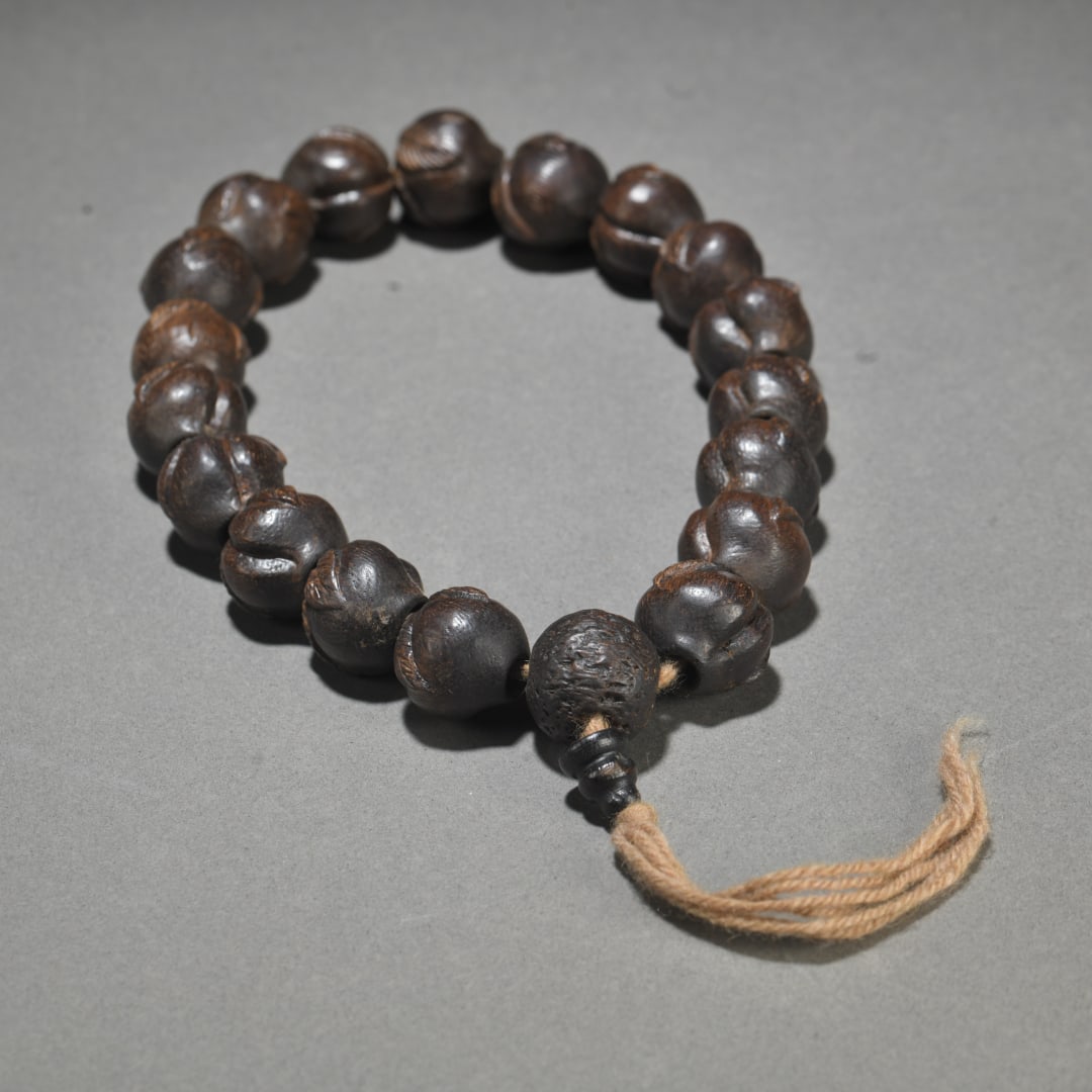 A piece of exquisite old agarwood peach eighteen hand-held: Exquisite old agarwood longevity peach eighteen hands size:Pearl diameter17mmW:55g (The Dimensions Of All Batches Are Manually Measured.If You Need More Detailed Information,