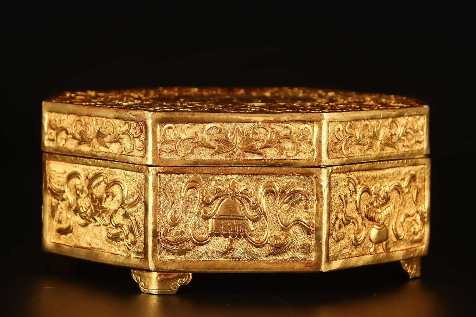 A copper gilt eight-petal wedding box made by Qianlong in the Qing Dynasty (1 of 9)