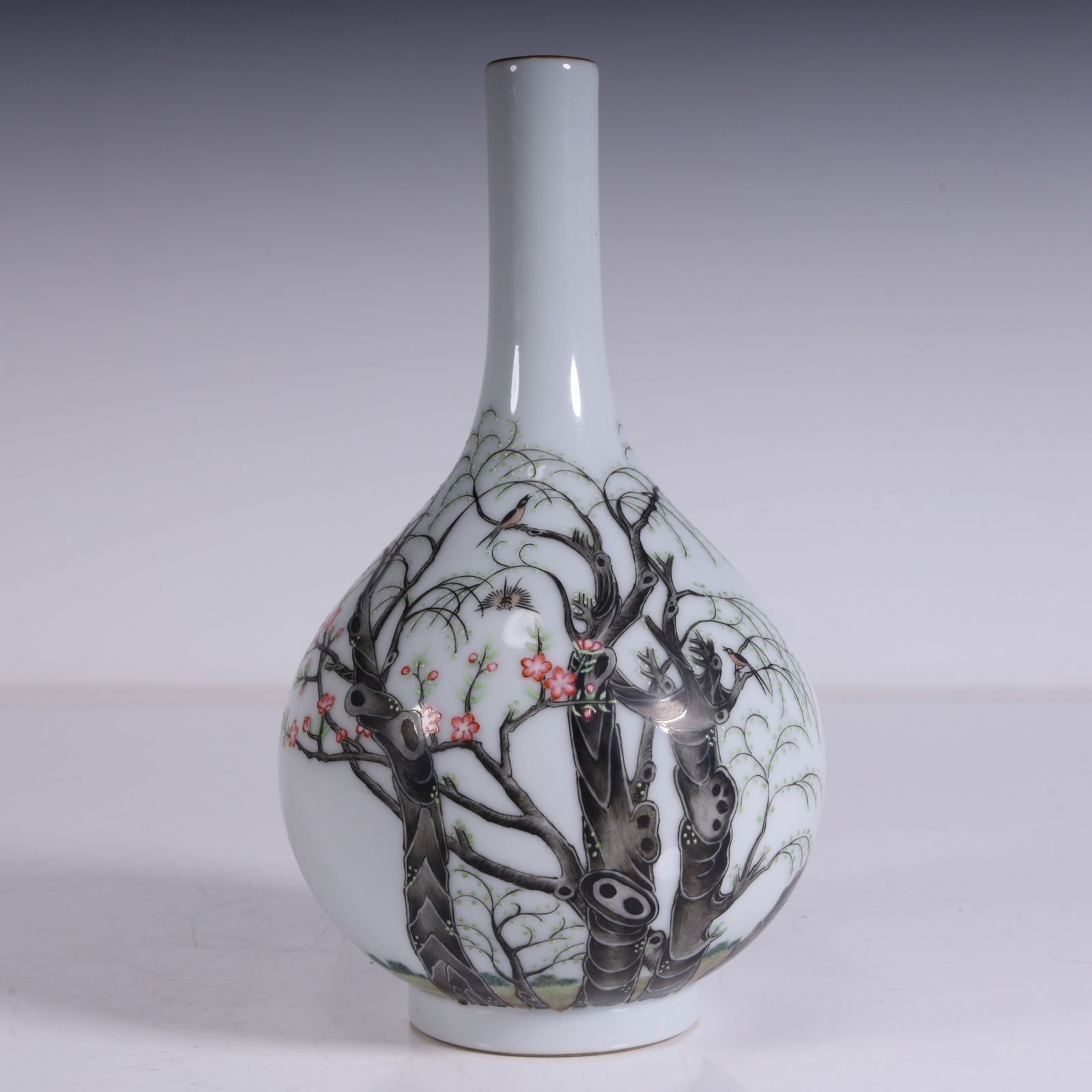 A pastel flower and bird pattern gall bottle from the Qing Dynasty: Qing Dynasty pastel flower and bird pattern gall bottle SIZE:L:9.7cm H:17cm W:0.27kg (The Dimensions Of All Batches Are Manually Measured.If You Need More Detailed Information,