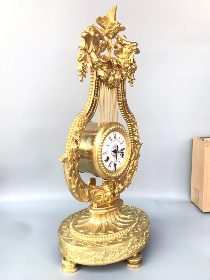A fine century-old bronze table clock - 2