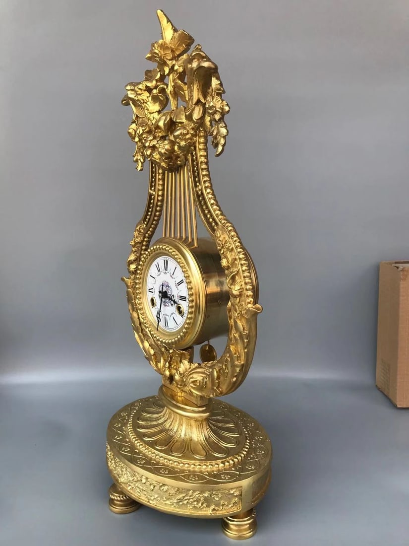 A fine century-old bronze table clock - 4