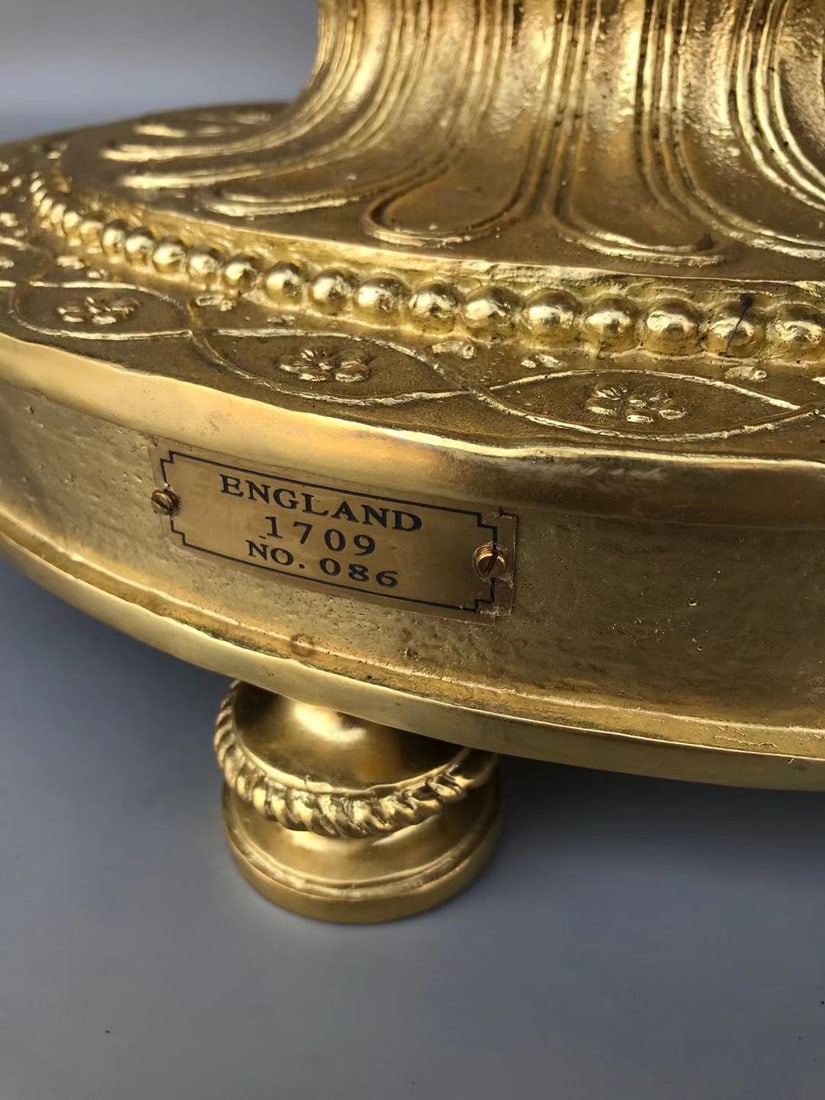 A fine century-old bronze table clock - 6