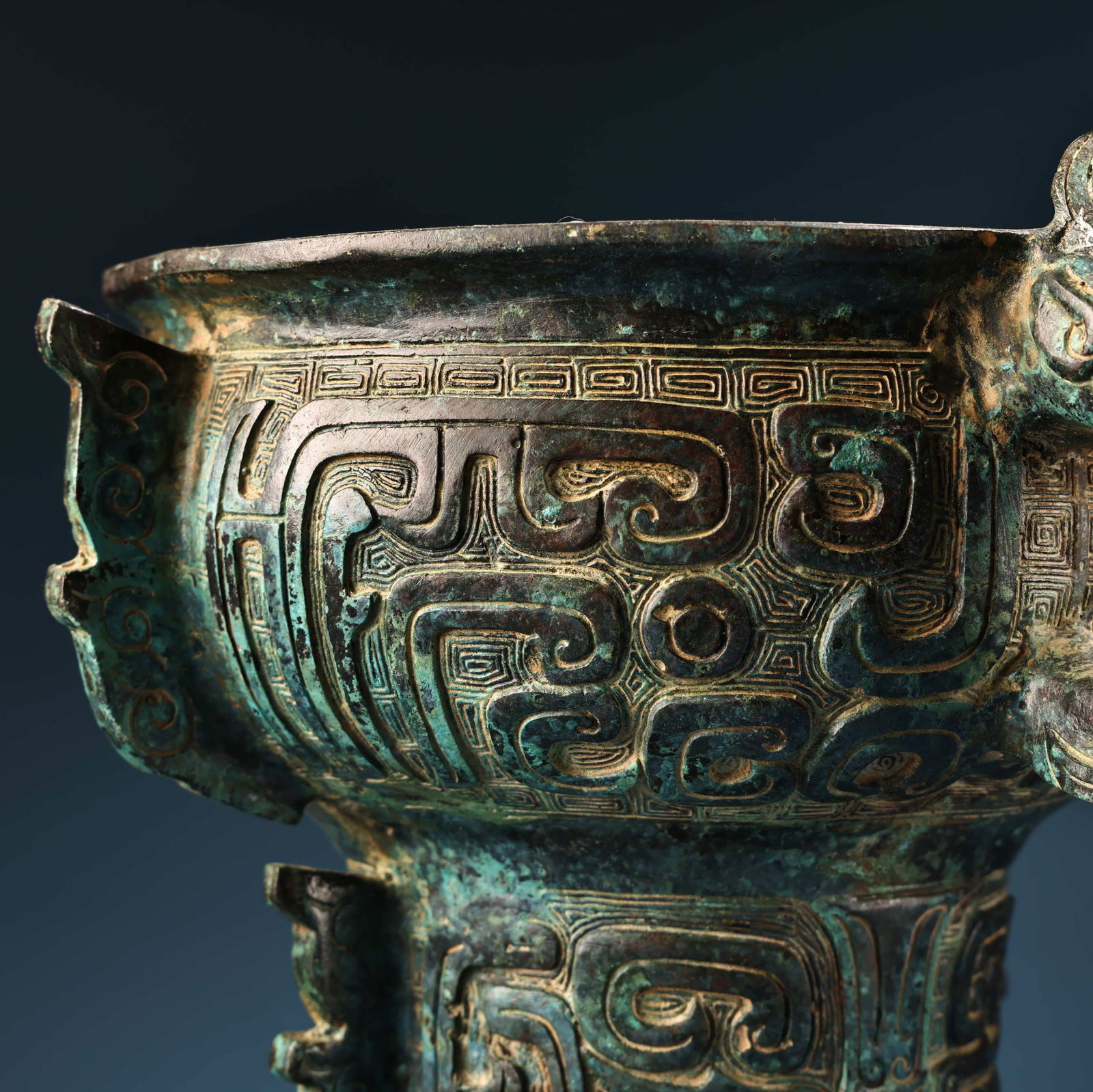 A fine bronze amphora - 10