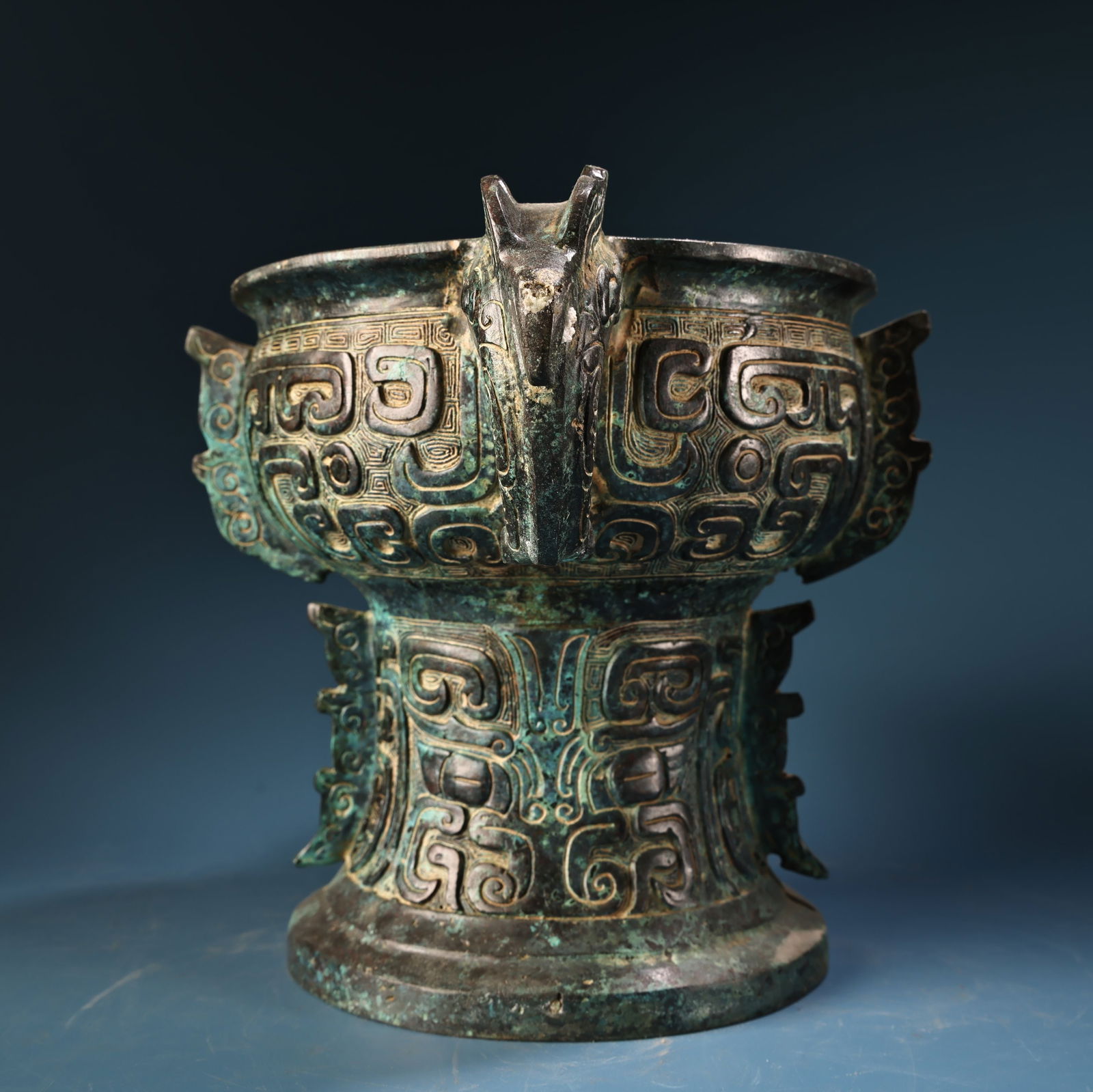 A fine bronze amphora - 11