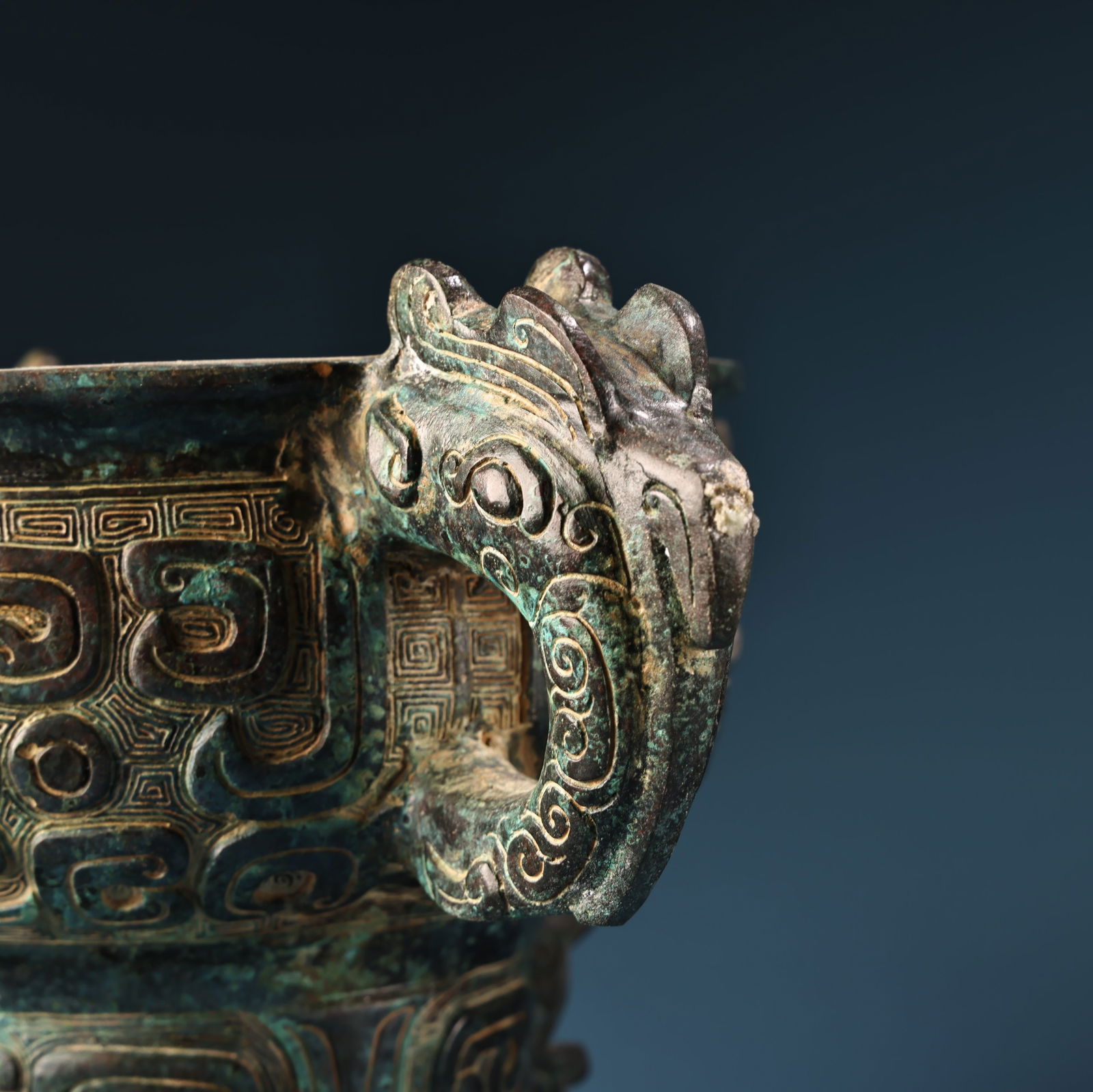 A fine bronze amphora - 12