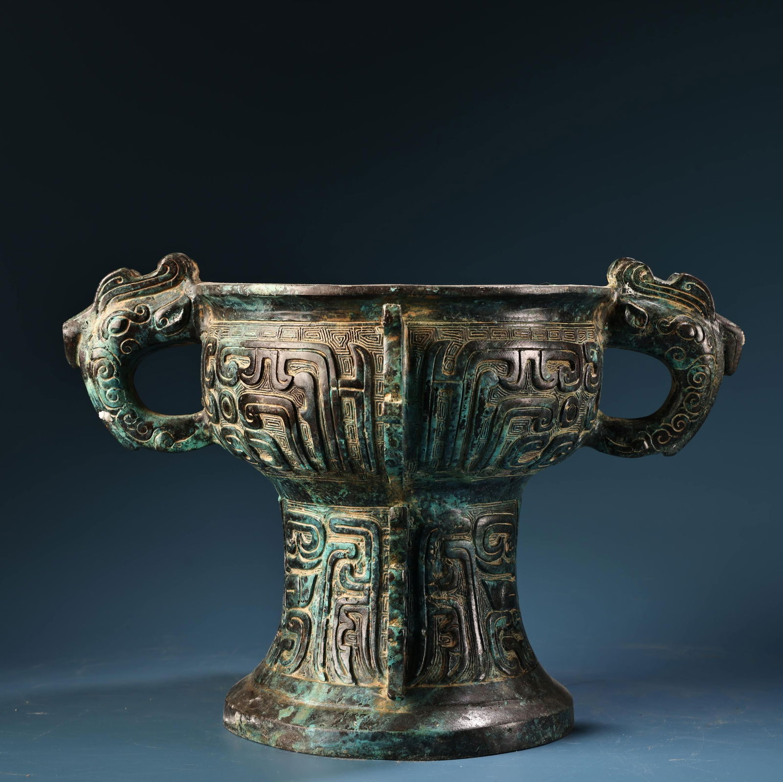 A fine bronze amphora: Exquisite bronze amphora Size:H:40cm (The Dimensions Of All Batches Are Manually Measured.If You Need More Detailed Information, Please Contact Our Customer Service Before Bidding.)