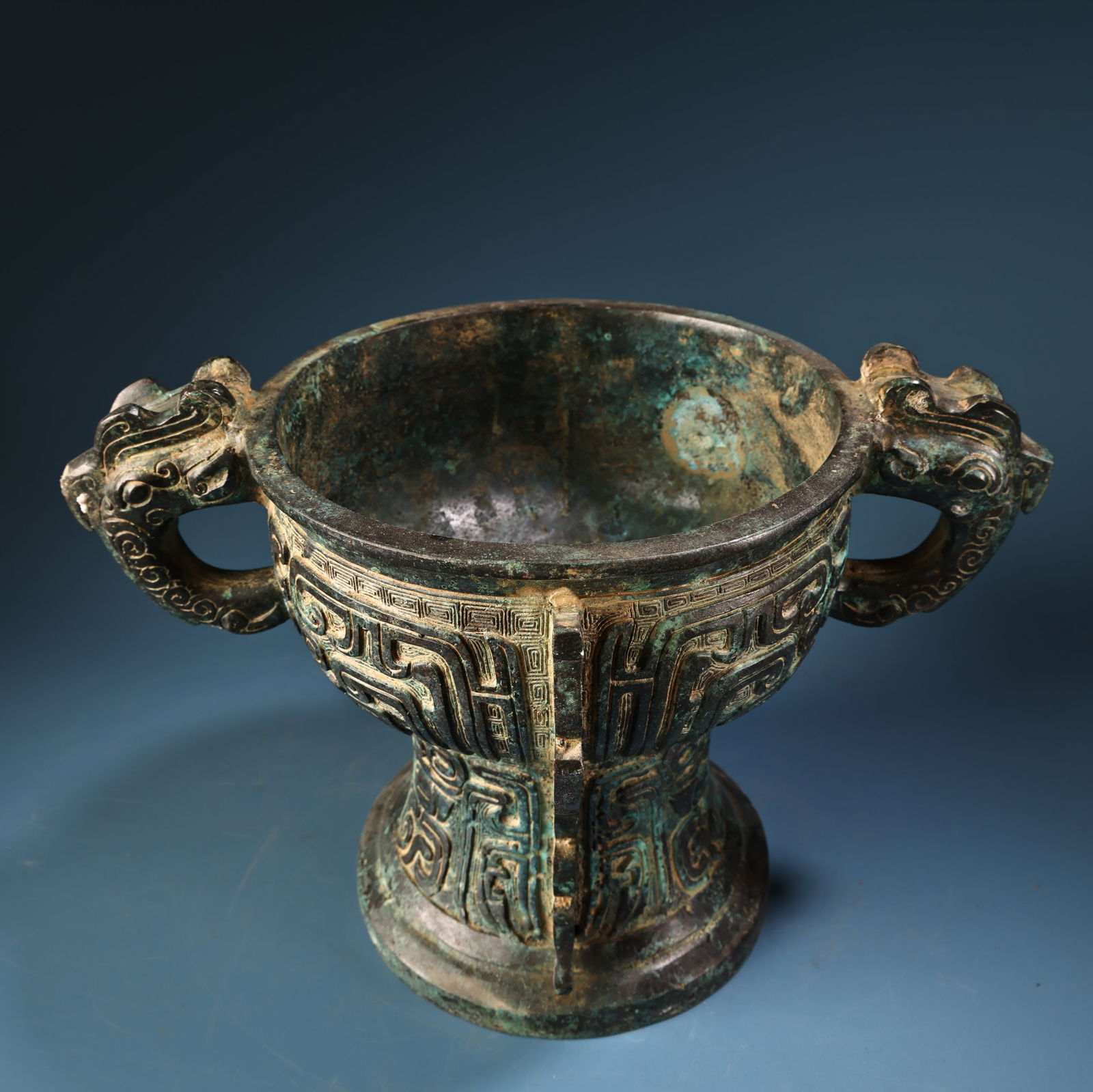 A fine bronze amphora - 3