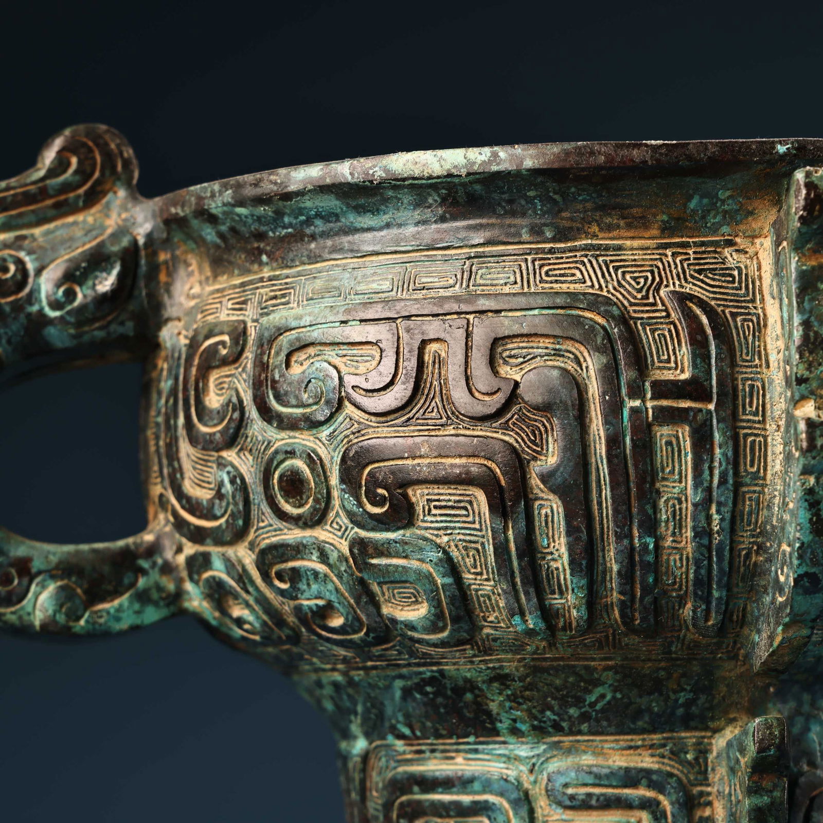 A fine bronze amphora - 5