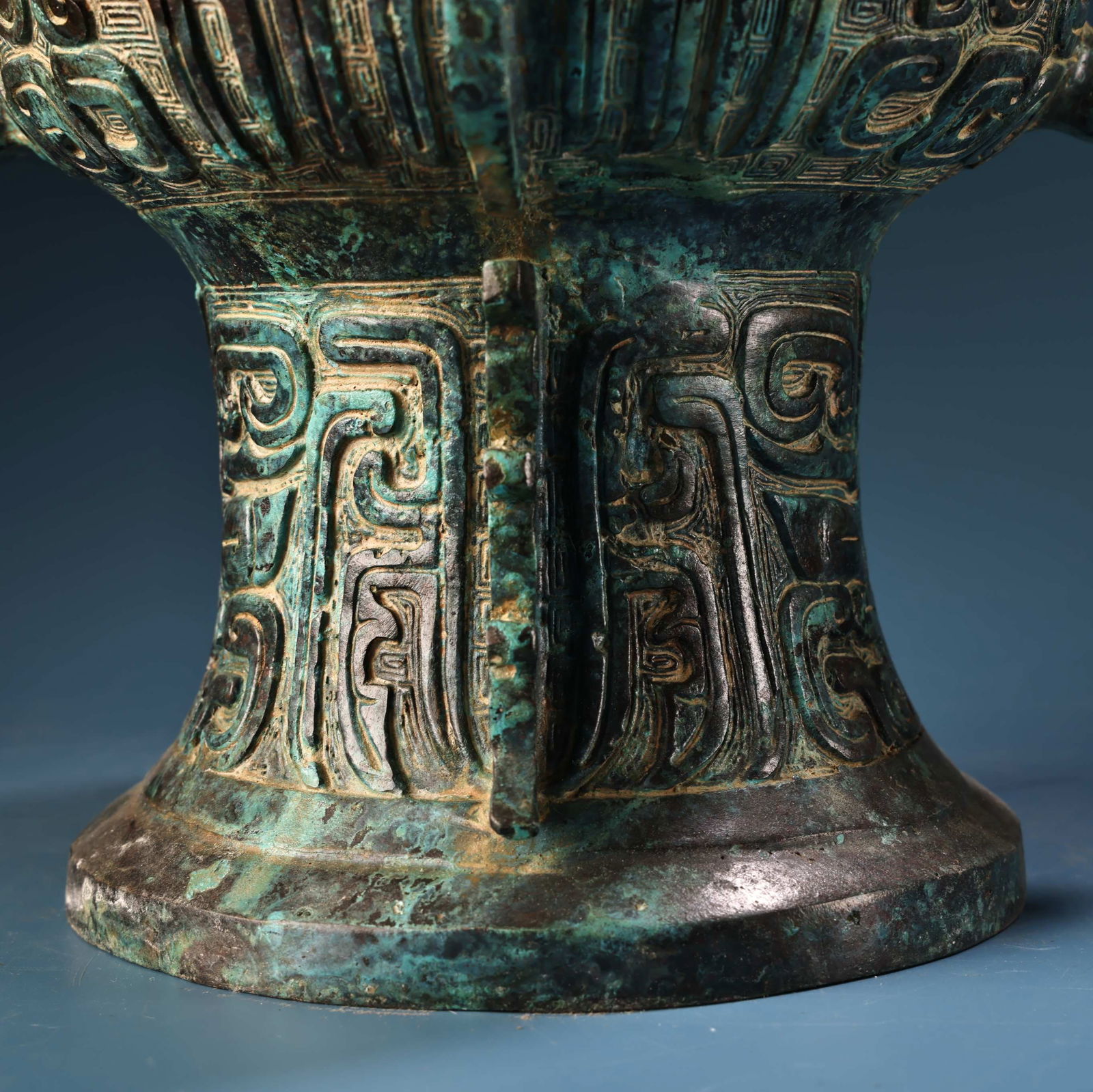A fine bronze amphora - 6