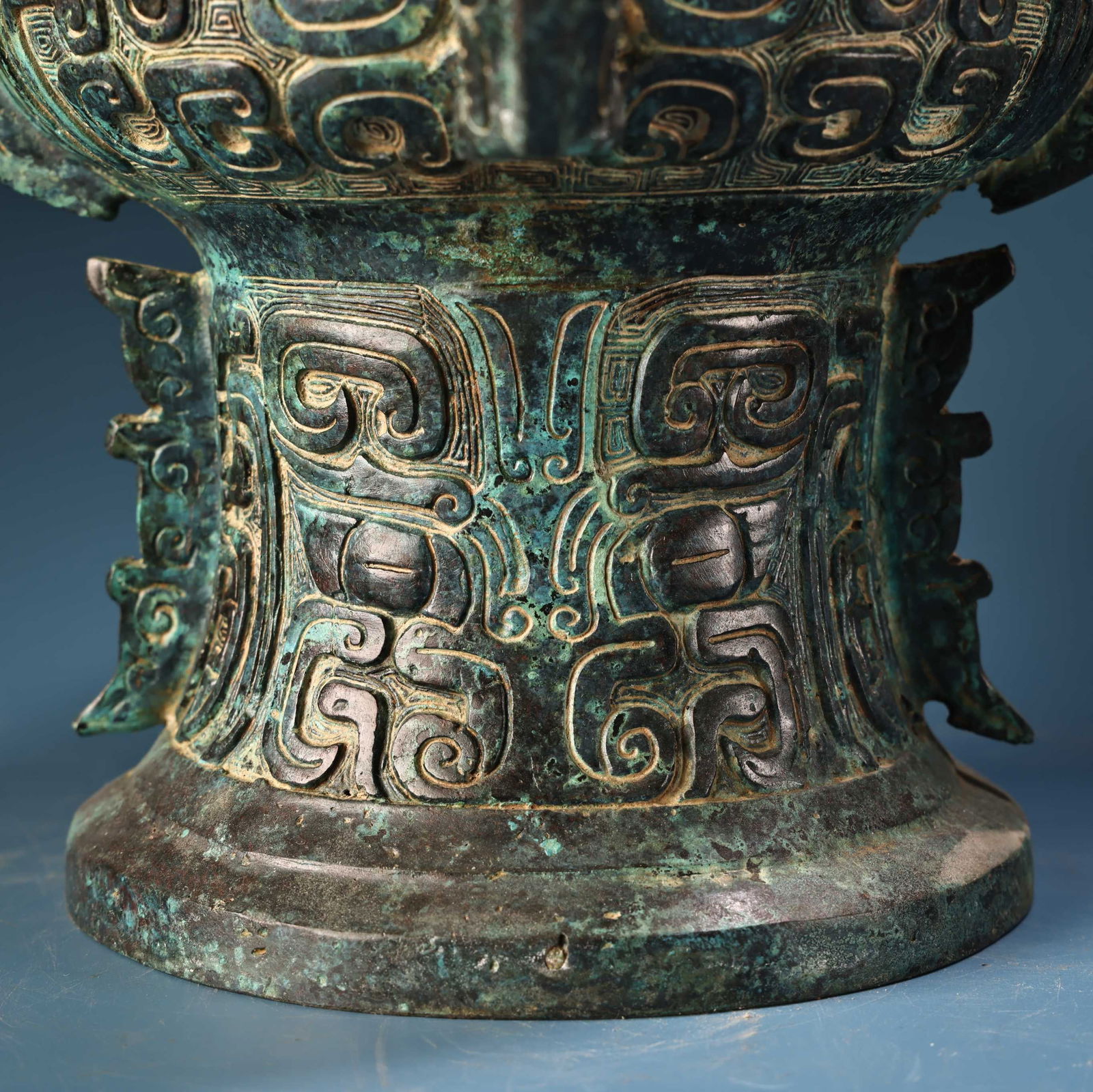 A fine bronze amphora - 7