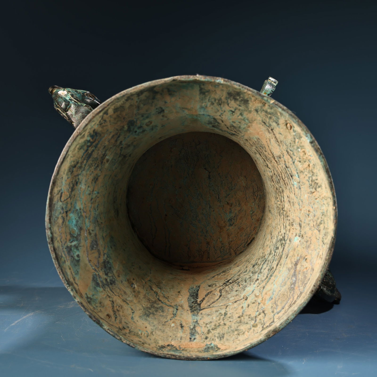 A fine bronze amphora - 9