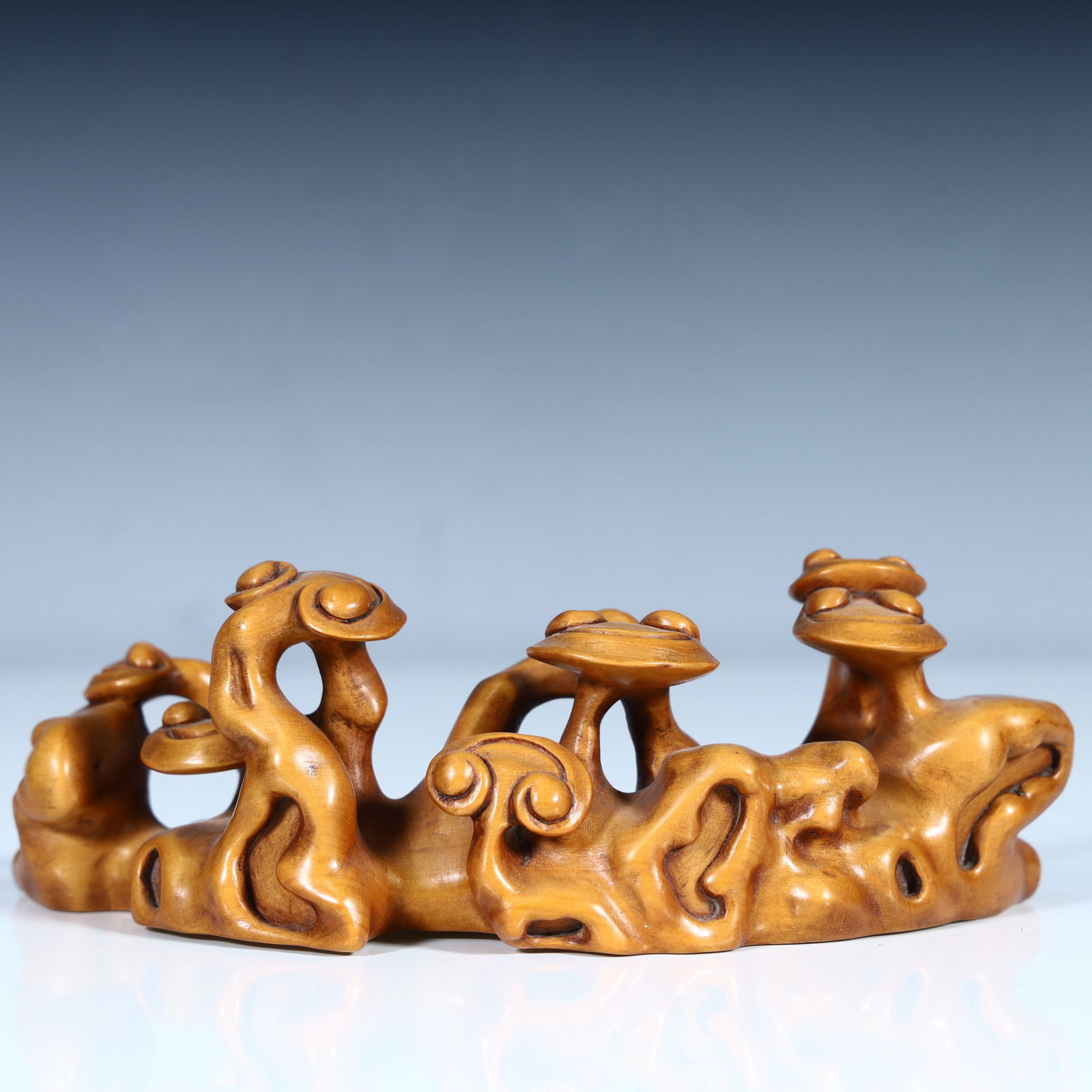 A fine boxwood carved Ganoderma lucidum pen holder of the Qing Dynasty: Qing Dynasty high-quality boxwood carving Ganoderma lucidum pen holder Size: H:4.5cm L: 13cm W:5.5cm W:69.5g (The Dimensions Of All Batches Are Manually Measured.If You Need More