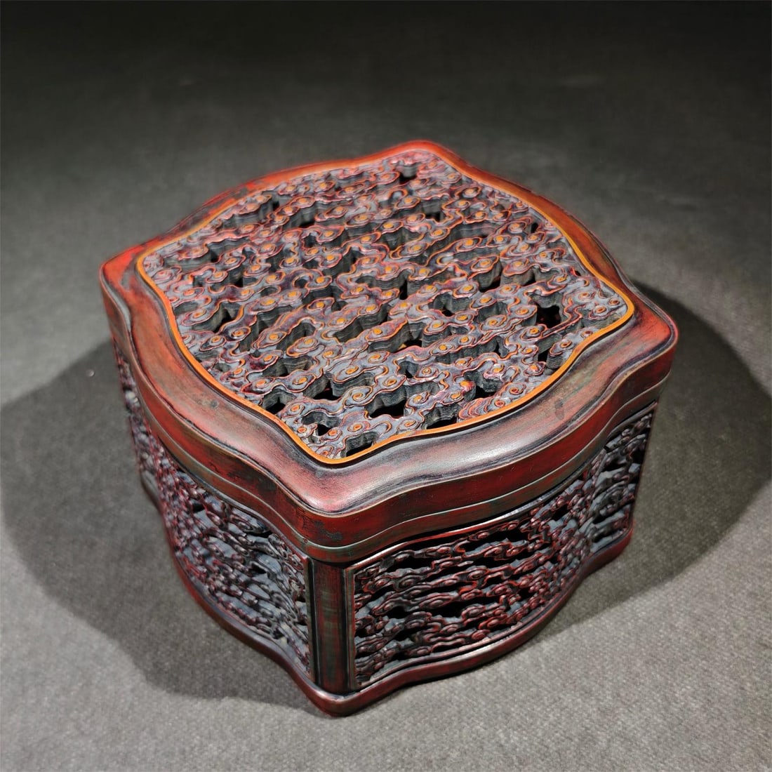 A beautiful flat step Qingyun pine flower warm inkstone: Exquisite flat step Qingyun pine flower warm inkstone Sixe:L:14cm W:14cm T:9.5cm (The Dimensions Of All Batches Are Manually Measured.If You Need More Detailed Information, Please