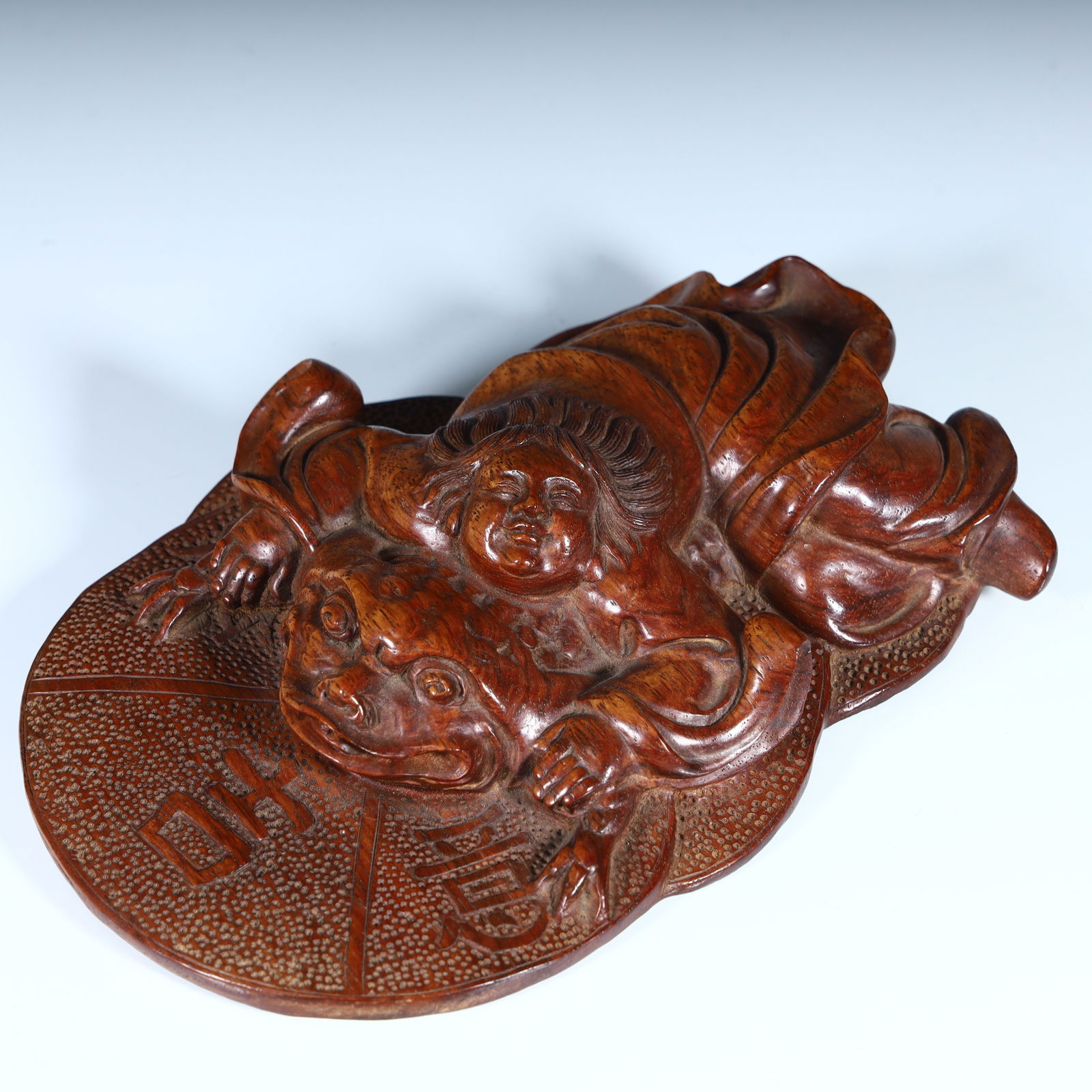 An auspicious ornament of the Qing Dynasty's Huanghuali bangs play golden toad: Qing Dynasty Huanghuali bangs play golden toad auspicious ornament Size: H:4.5cm L: 7.5cm W:12cm W:294g (The Dimensions Of All Batches Are Manually Measured.If You Need More