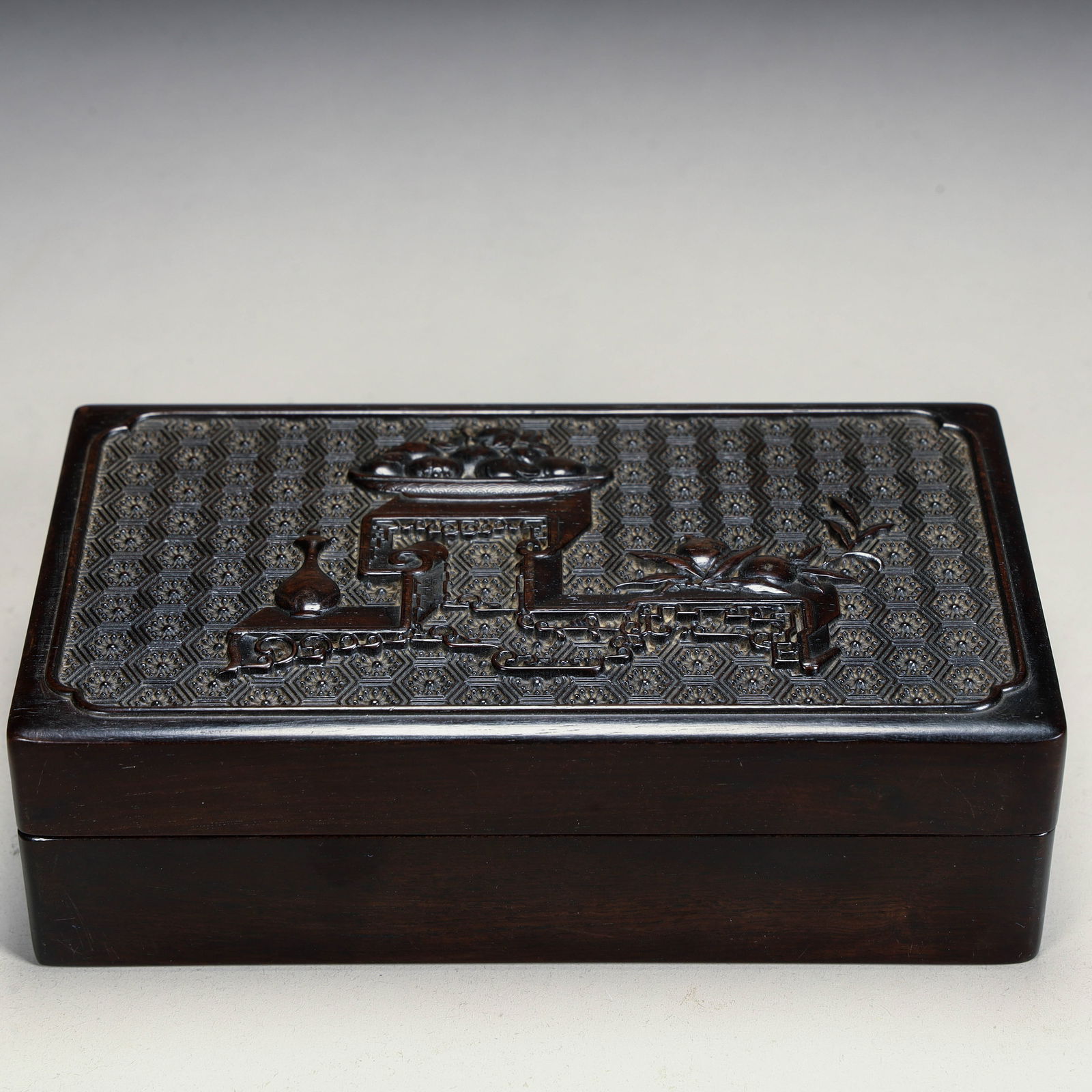 A mahogany carved Bogu pattern lid box of the Qing Dynasty: Qing Dynasty mahogany carved Bogu pattern lid box Size: H:4.3cm L: 13.5cm W:8cm W:294g (The Dimensions Of All Batches Are Manually Measured.If You Need More Detailed Information,