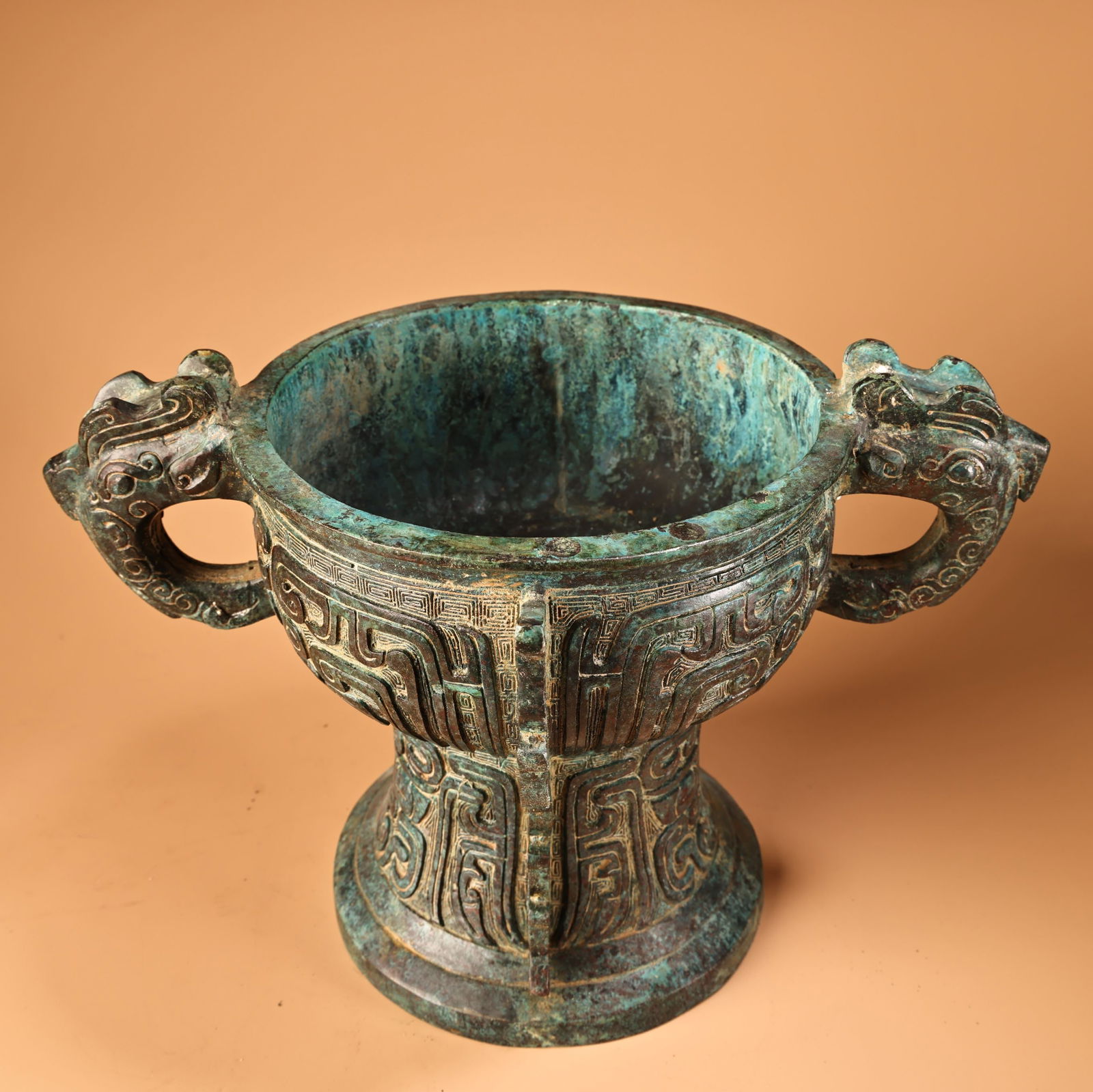 A fine bronze amphora - 10