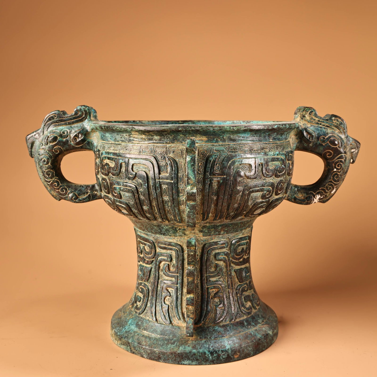 A fine bronze amphora: Exquisite bronze amphora Size:H:40cm (The Dimensions Of All Batches Are Manually Measured.If You Need More Detailed Information, Please Contact Our Customer Service Before Bidding.)