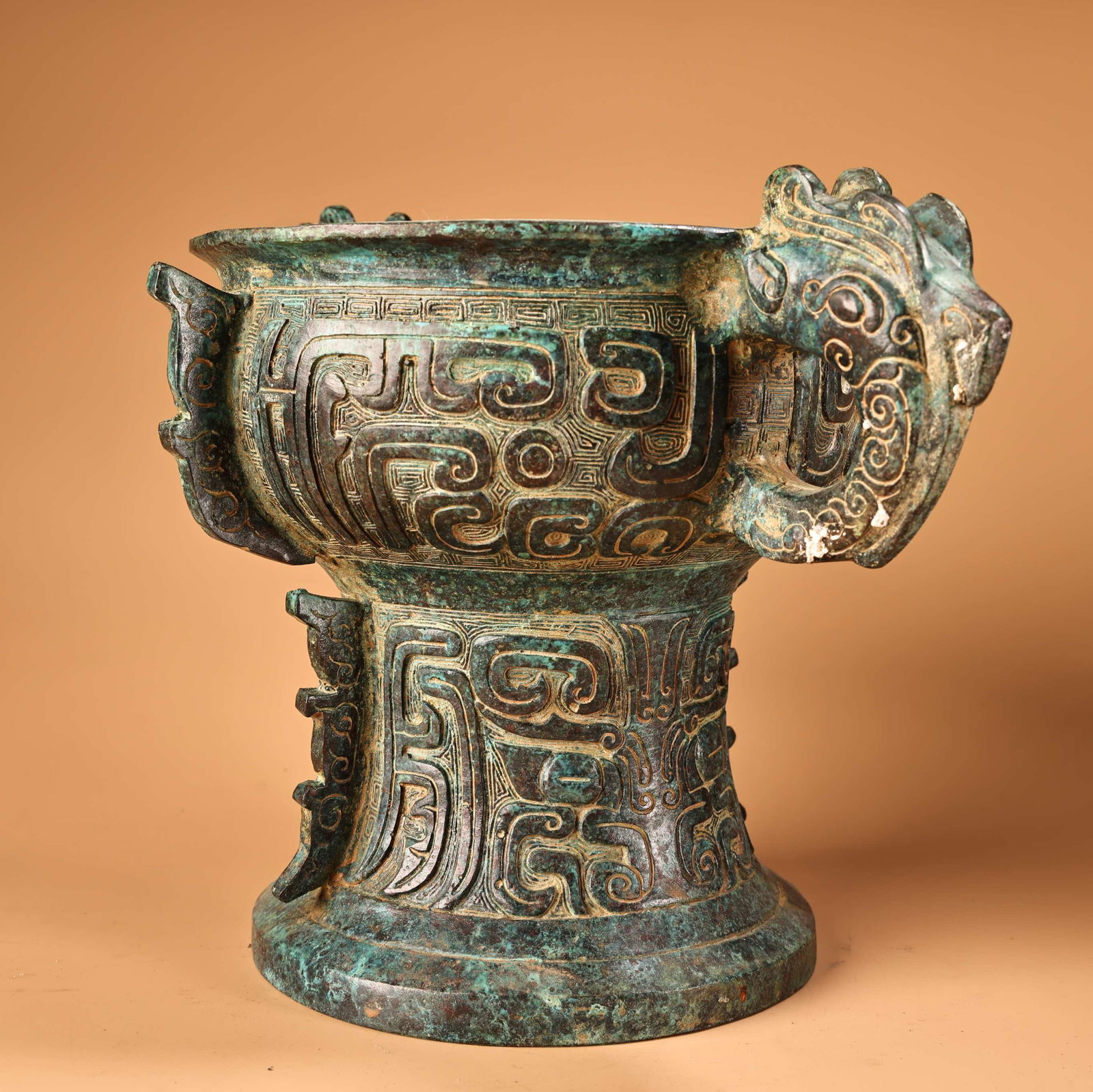 A fine bronze amphora - 2