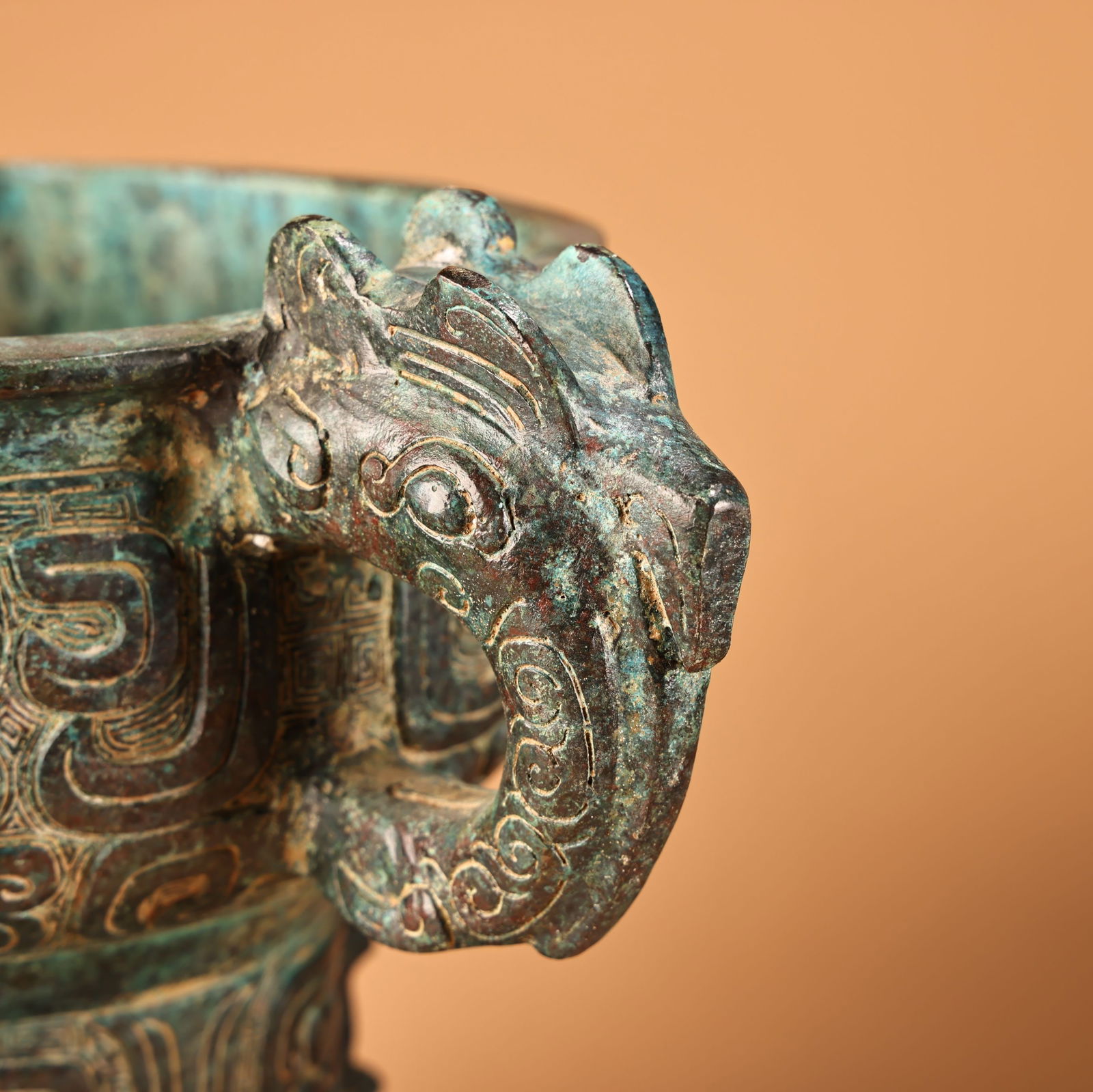 A fine bronze amphora - 7