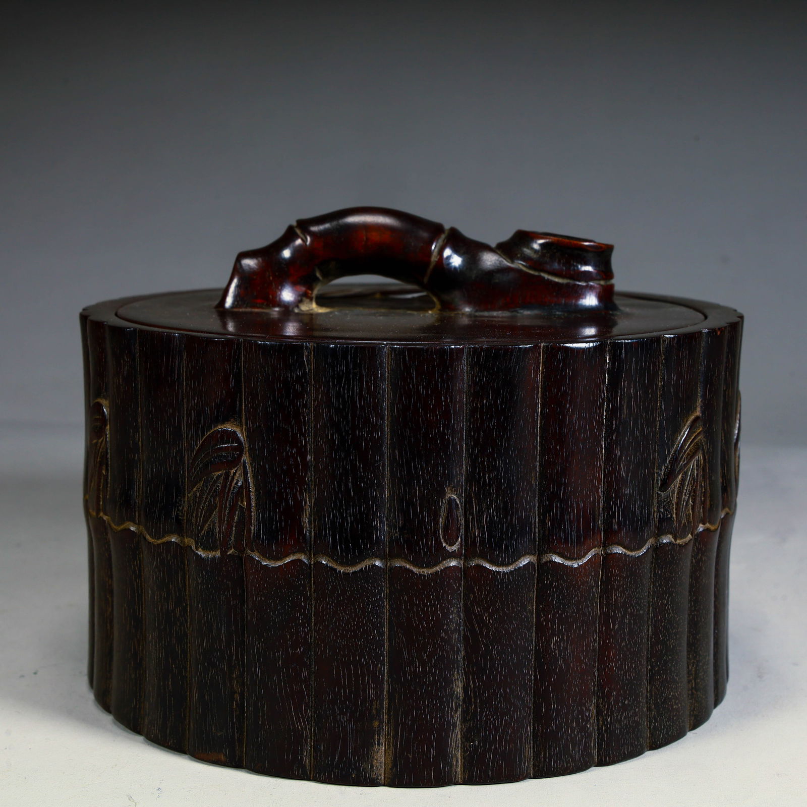 A fine rosewood bamboo tea jar from the Qing Dynasty (1 of 9)