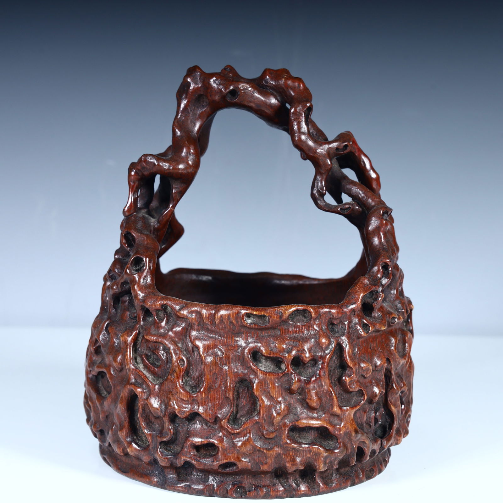 A fine bamboo carved basket ornament from the Qing Dynasty: Qing Dynasty fine bamboo carved basket ornaments Size: H:19cm L: 15cm W:15cm W:396.4g (The Dimensions Of All Batches Are Manually Measured.If You Need More Detailed Information,