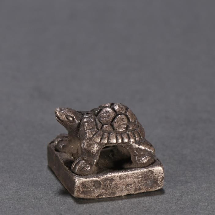 A sterling silver turtle button seal of the Qing Dynasty: Sterling silver turtle button seal of the Qing Dynasty size:H:1.8cmW:2.1cmW:35.1g (The Dimensions Of All Batches Are Manually Measured.If You Need More Detailed Information, Please