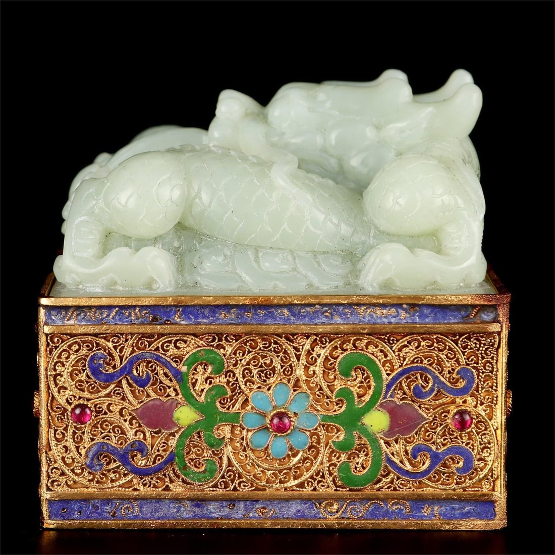A large gilt jade seal of the Qing Dynasty: The gilded jade seal of the Qing Dynasty Size:W:1979g W:10cm H:10cm (The Dimensions Of All Batches Are Manually Measured.If You Need More Detailed Information, Please Contact Our