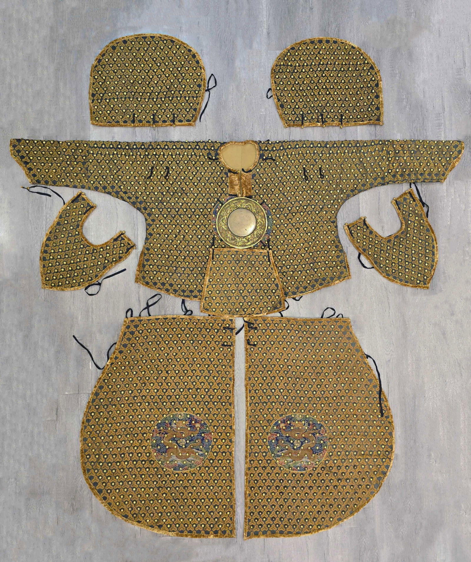 A fine copper-gilt robe nailed with dragon pattern armor (1 of 3)