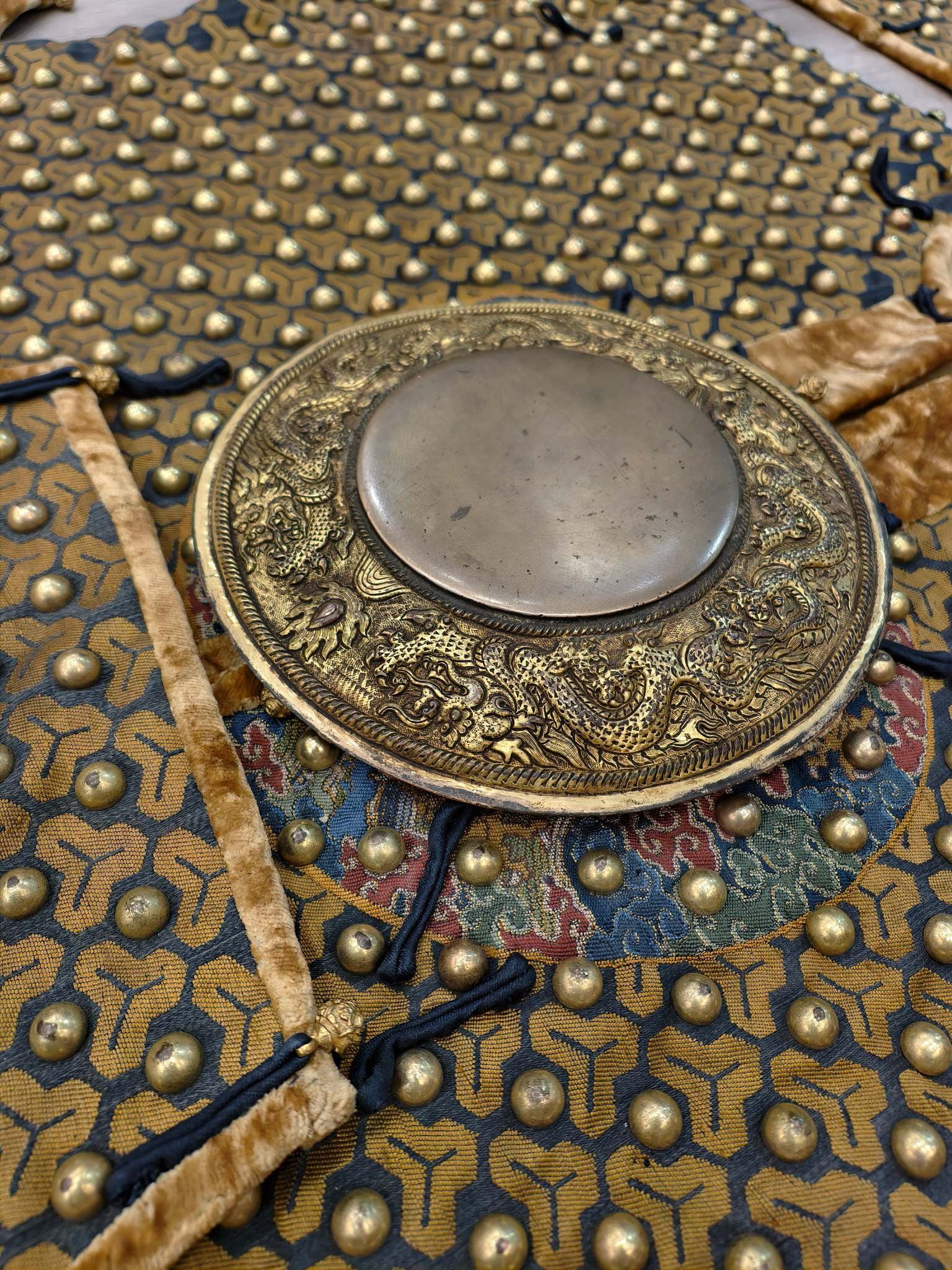 A fine copper-gilt robe nailed with dragon pattern armor - 2