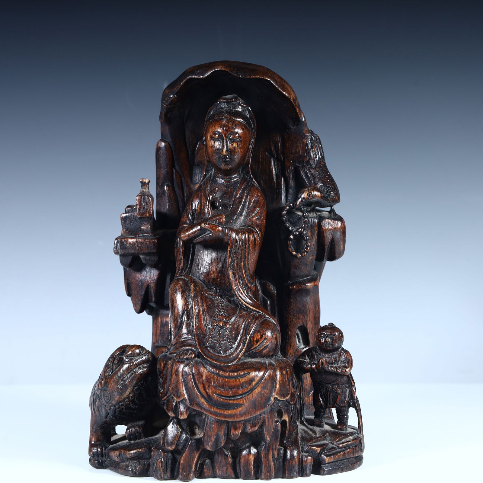 A fine agarwood carving Guanyin statue of the Qing Dynasty: Qing Dynasty fine agarwood carved Guanyin statue Size: H:23cm L: 15cm W:11cm W:298g (The Dimensions Of All Batches Are Manually Measured.If You Need More Detailed Information, Please Contact Our Custo
