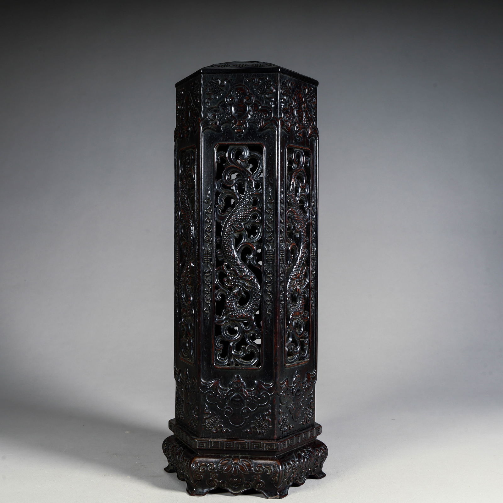 A mahogany inlaid treasure group dragon pattern square incense tube of the Qing Dynasty: Qing Dynasty mahogany inlaid treasure group dragon pattern square incense tube Size: H:28cm L: 11.5cm W:10cm W:532.6g (The Dimensions Of All Batches Are Manually Measured.If You