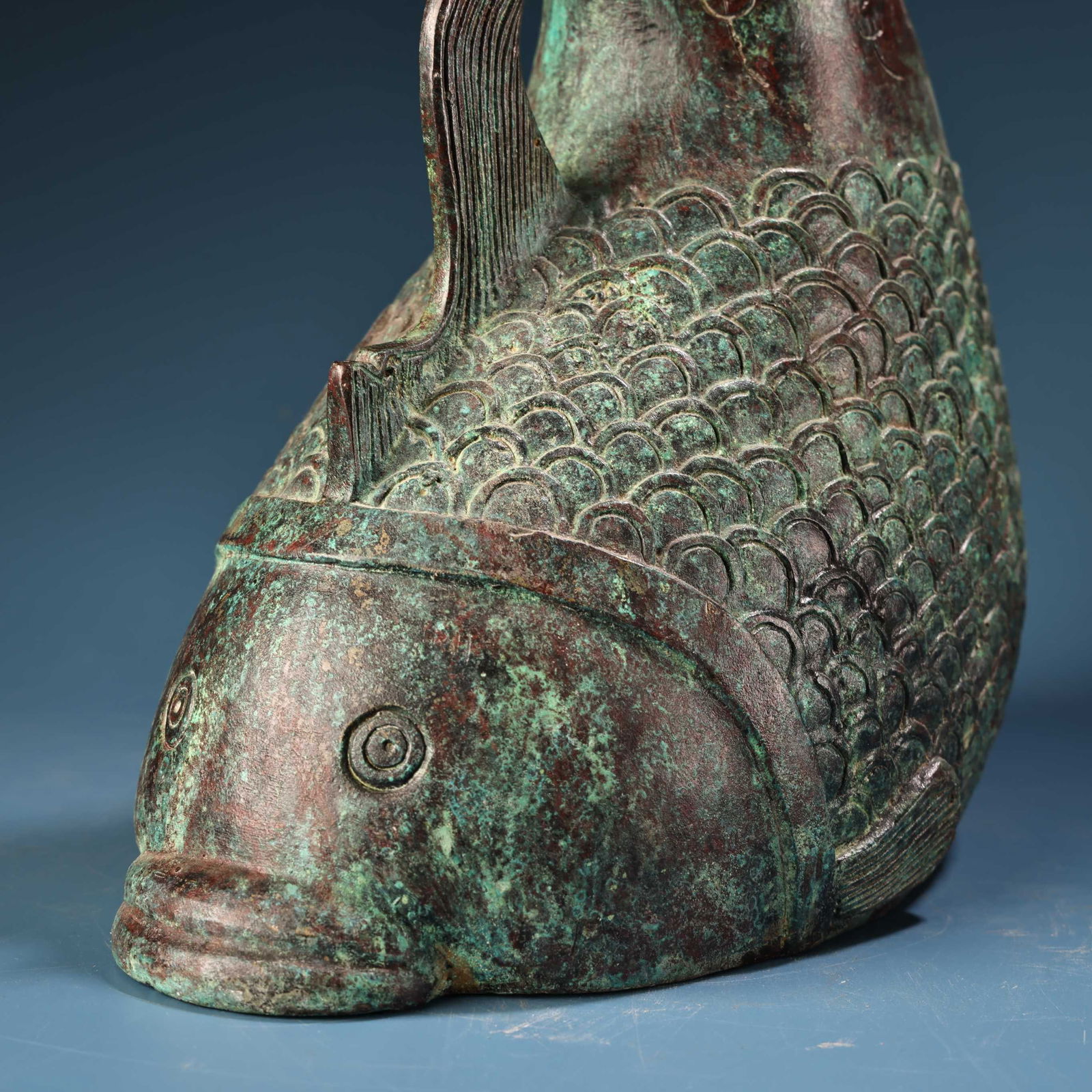 A fine bronze fish bottle - 6