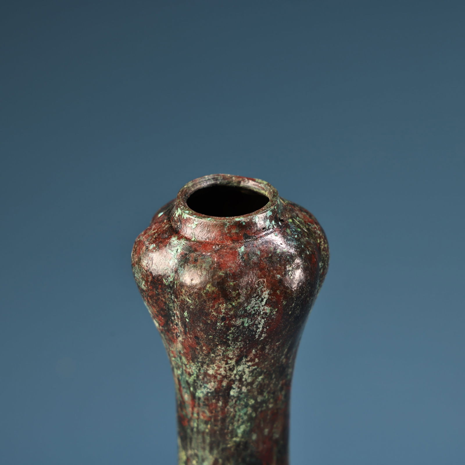 A fine bronze vase - 2